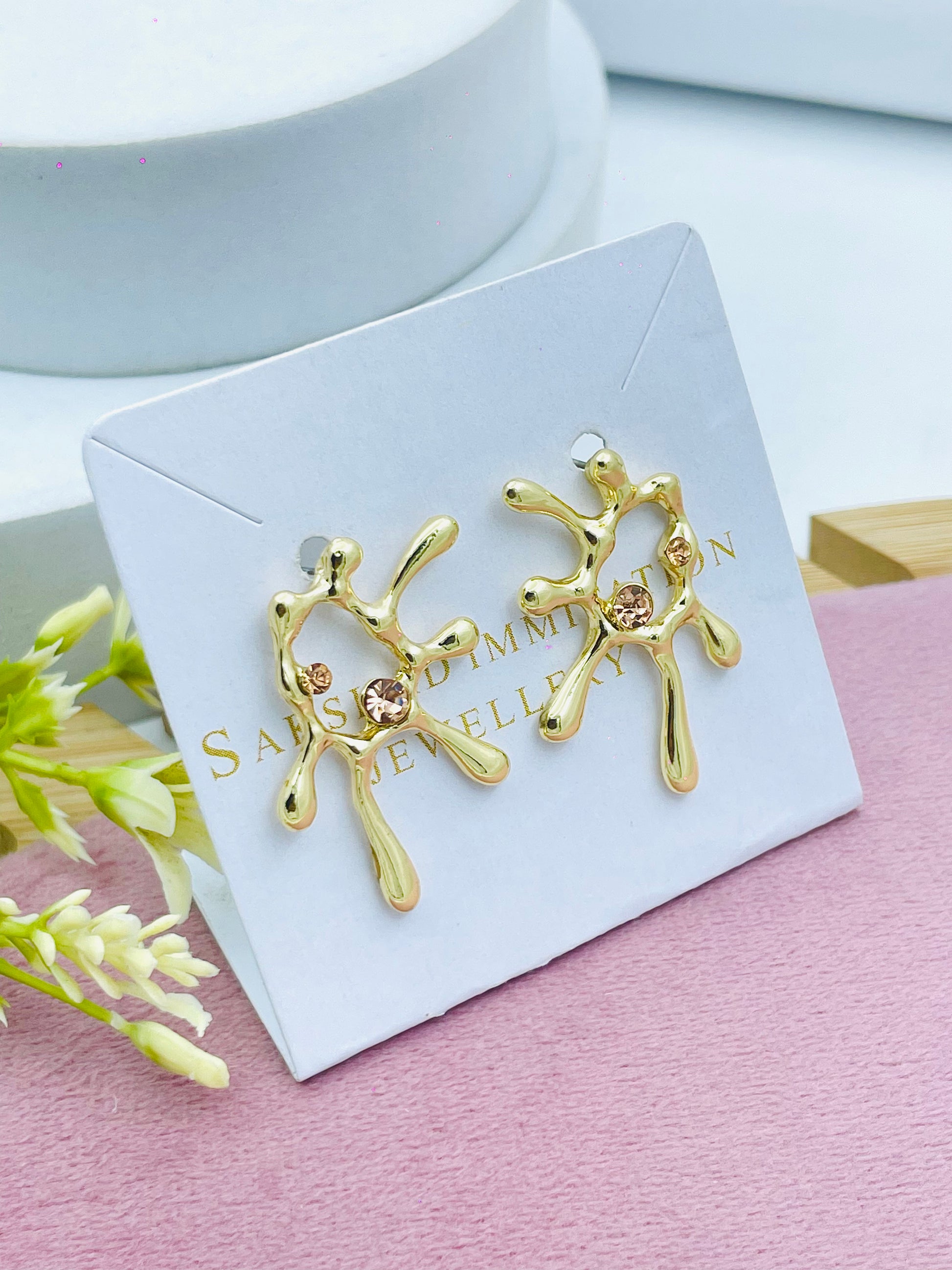 Elegant Gold Splash Design Earrings