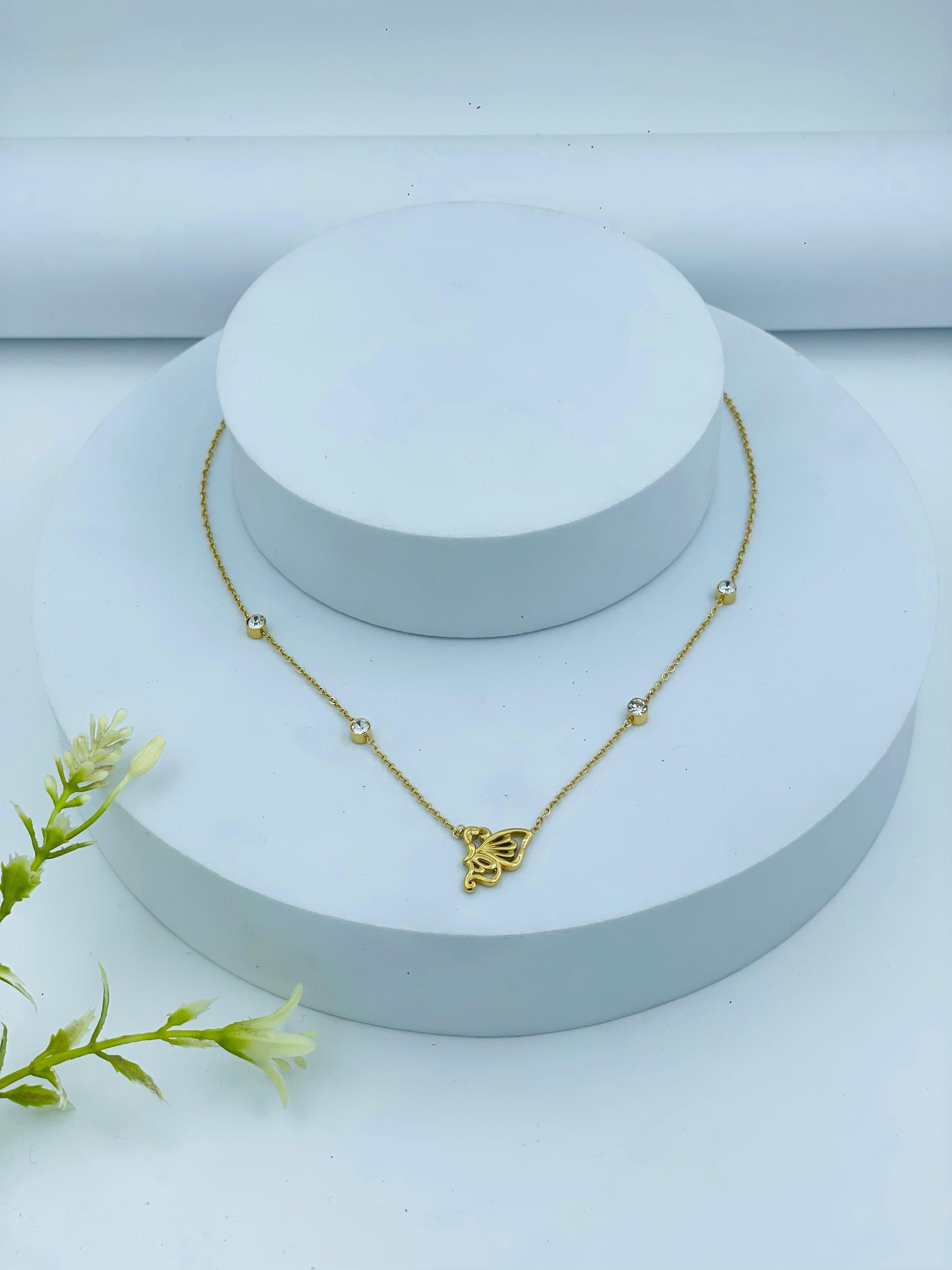Elegant Gold Necklace with Diamond Accents