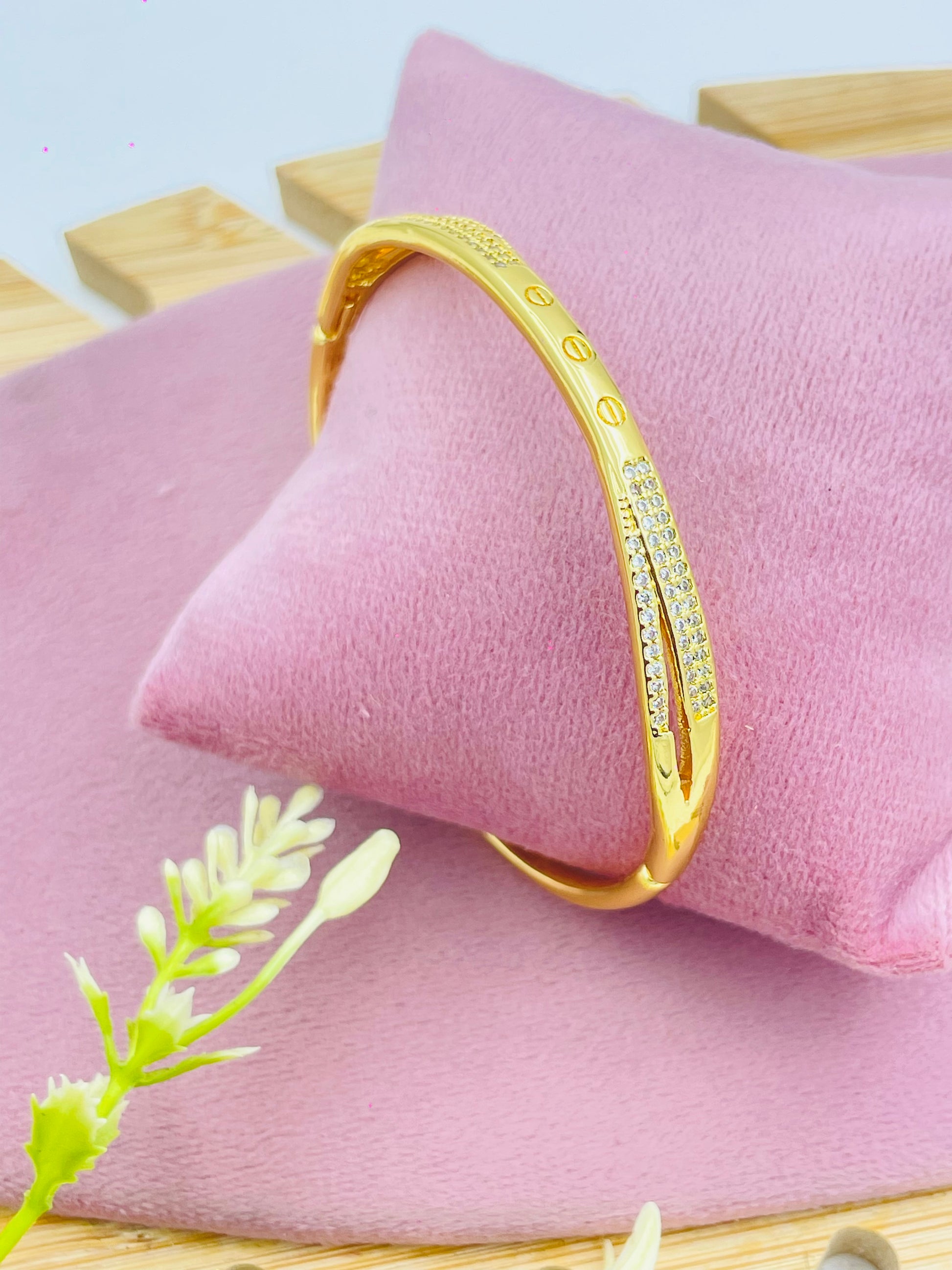 Elegant Gold Bracelet with Diamond Accents