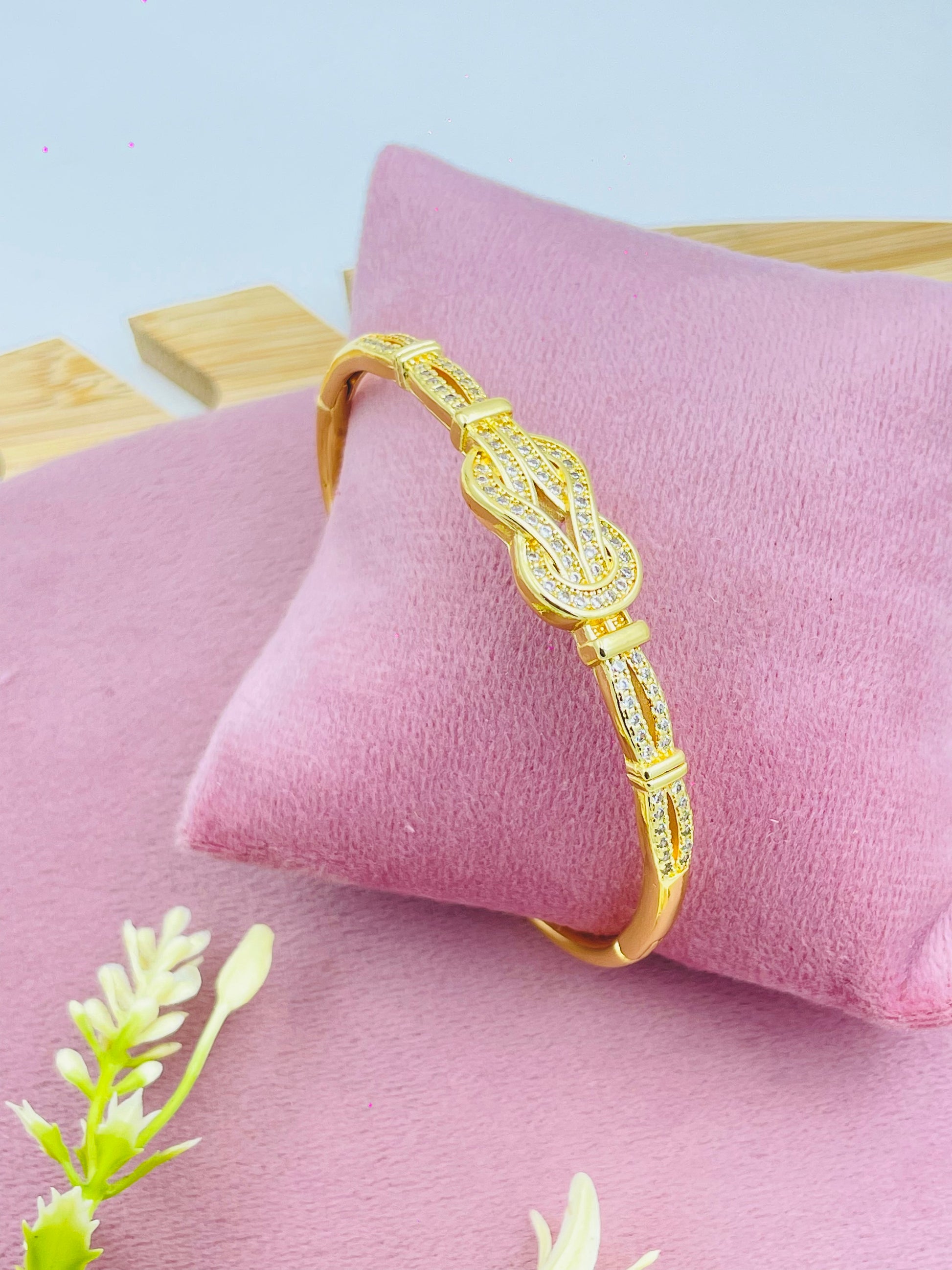 Elegant Gold Bracelet with Intricate Design