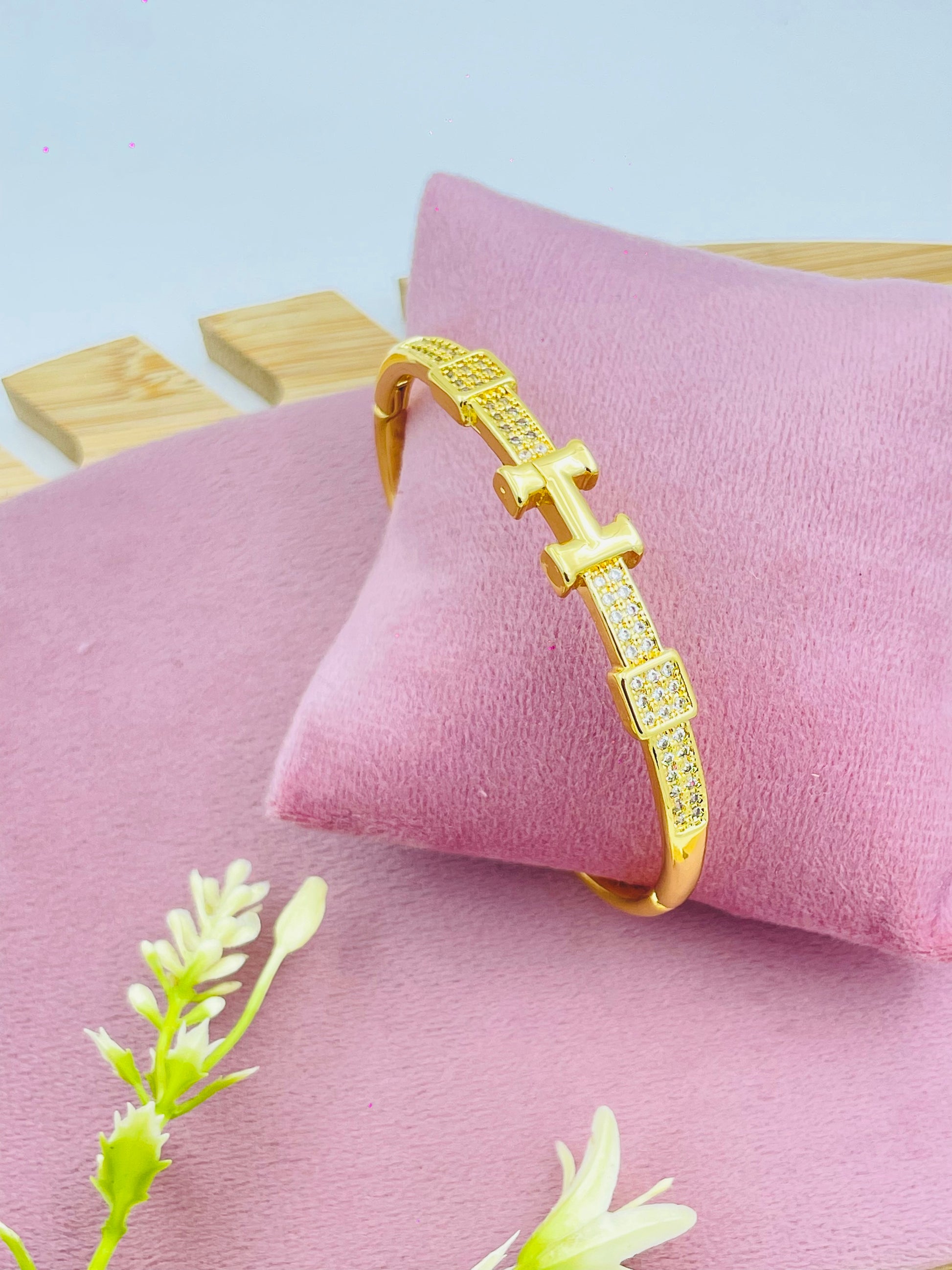 Elegant Gold and Diamond Bracelet