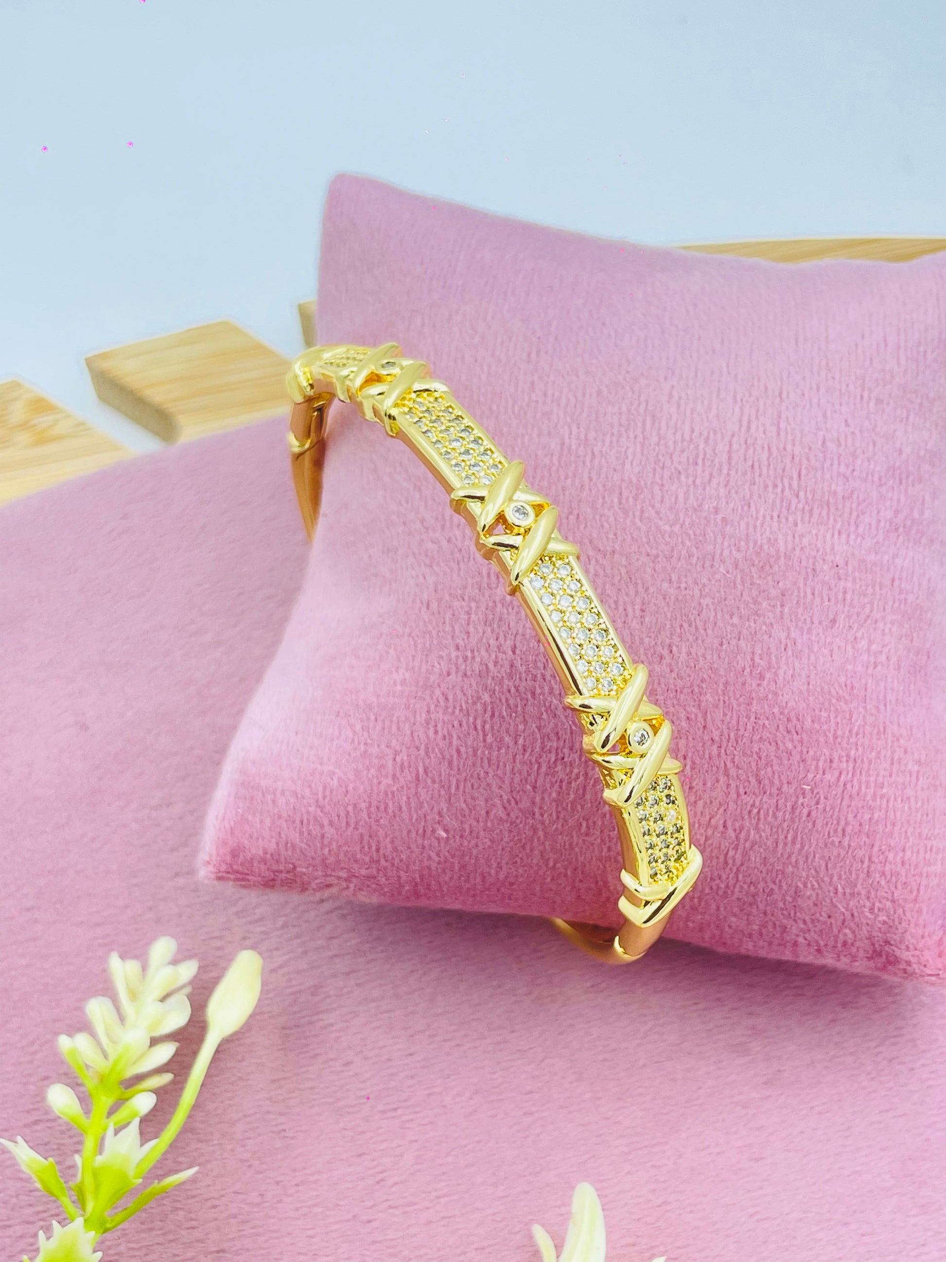 Elegant Gold Tone DiamondCut Bracelet
