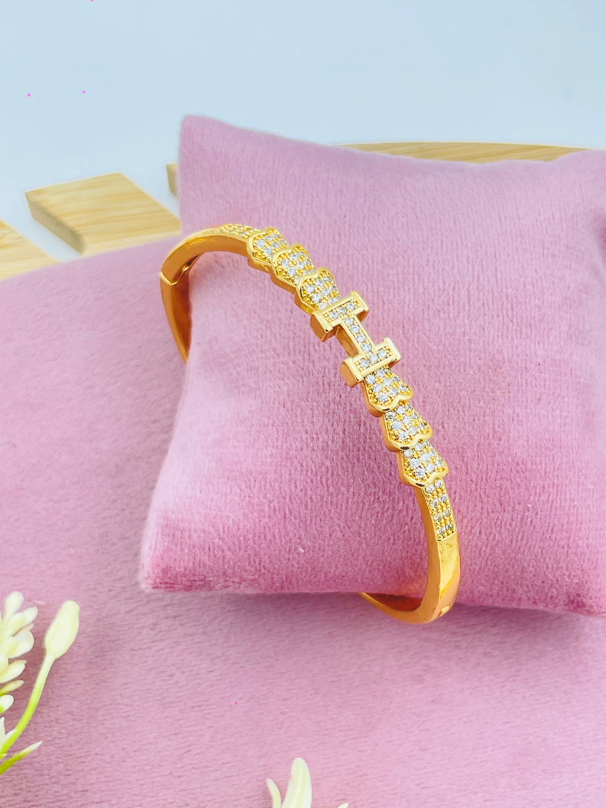 Elegant Gold and Diamond Bracelet  Perfect for Special Occasions