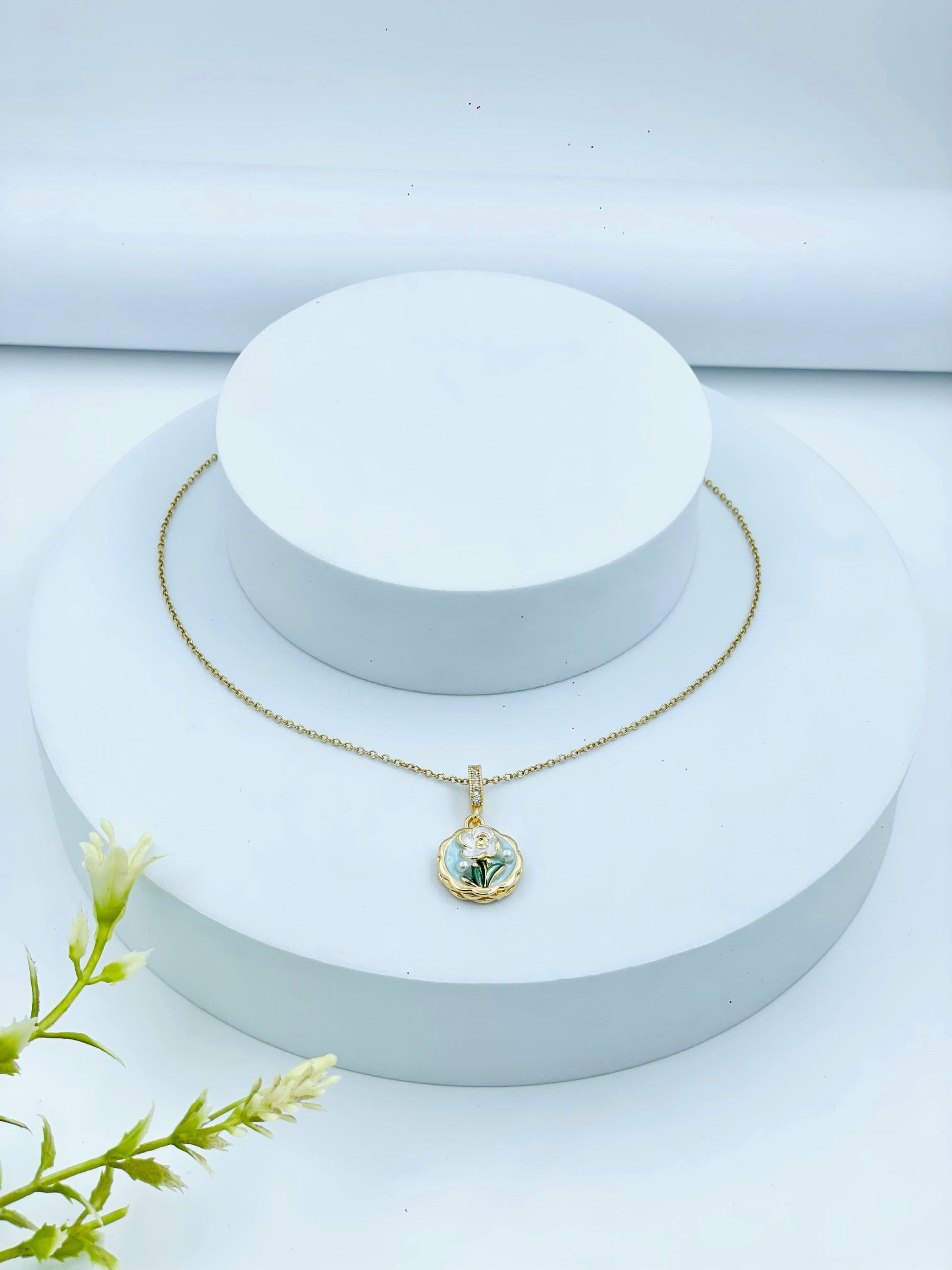 Elegant Golden Pendant Necklace