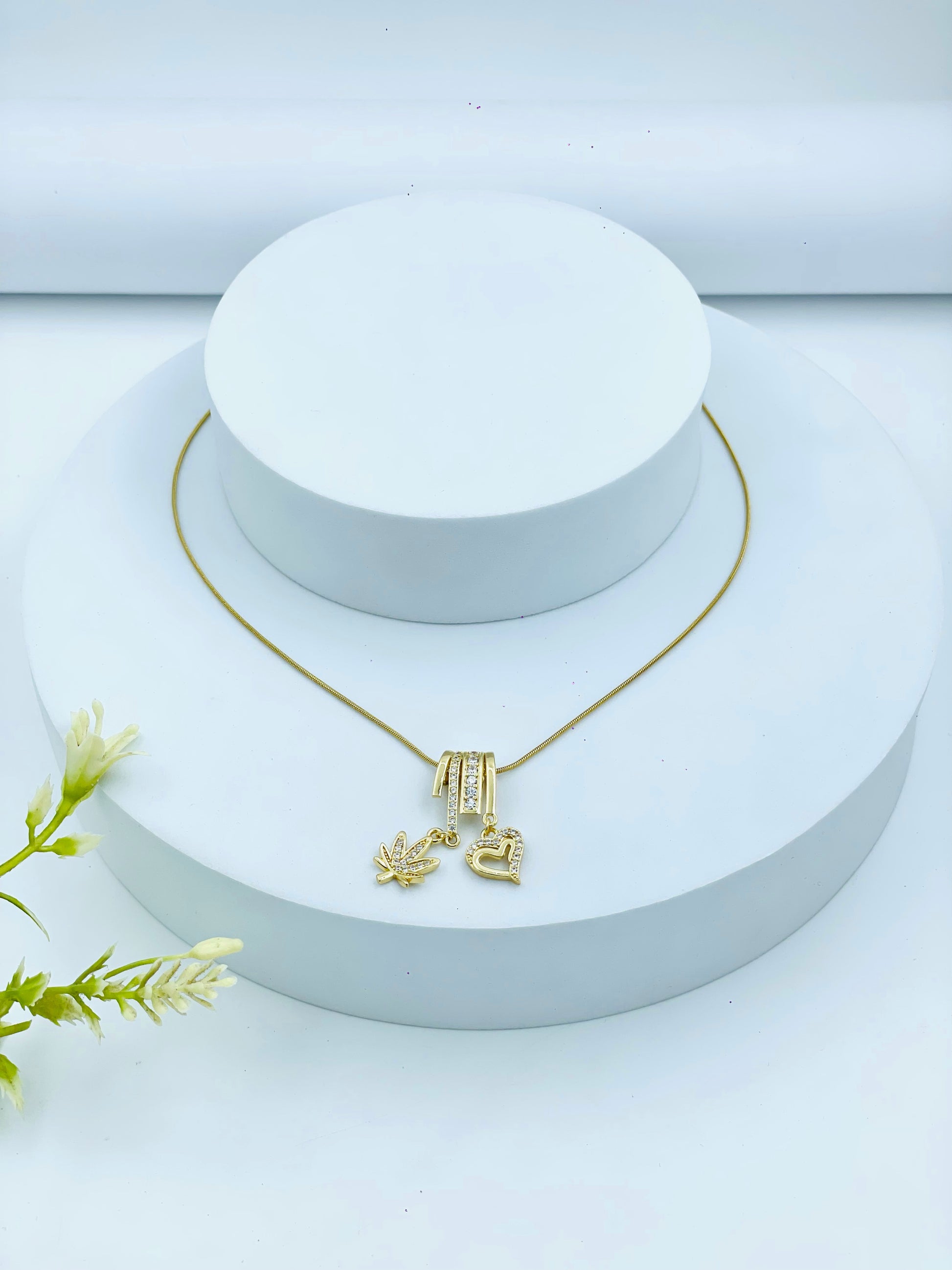 Elegant Gold Pendant Necklace with Stylish Charms