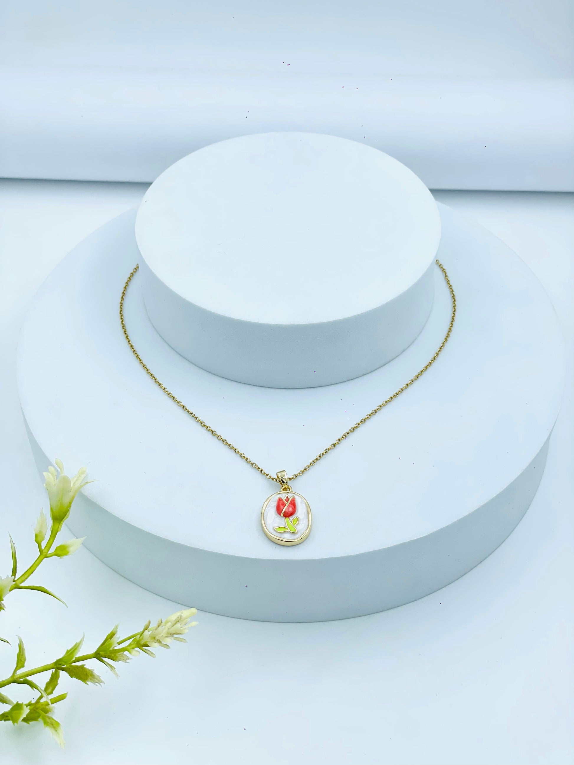 Elegant Gold Chain Pendant Necklace