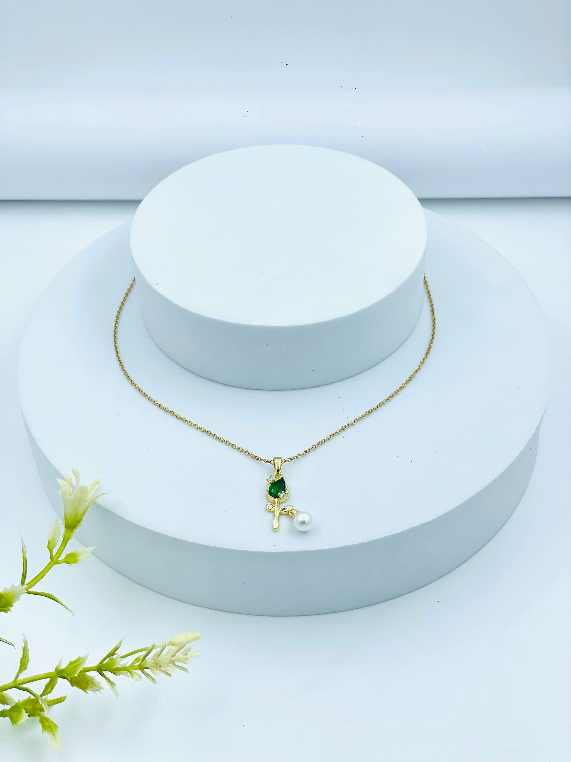 Elegant Gold Necklace with Green Gemstone and Pearl Pendant