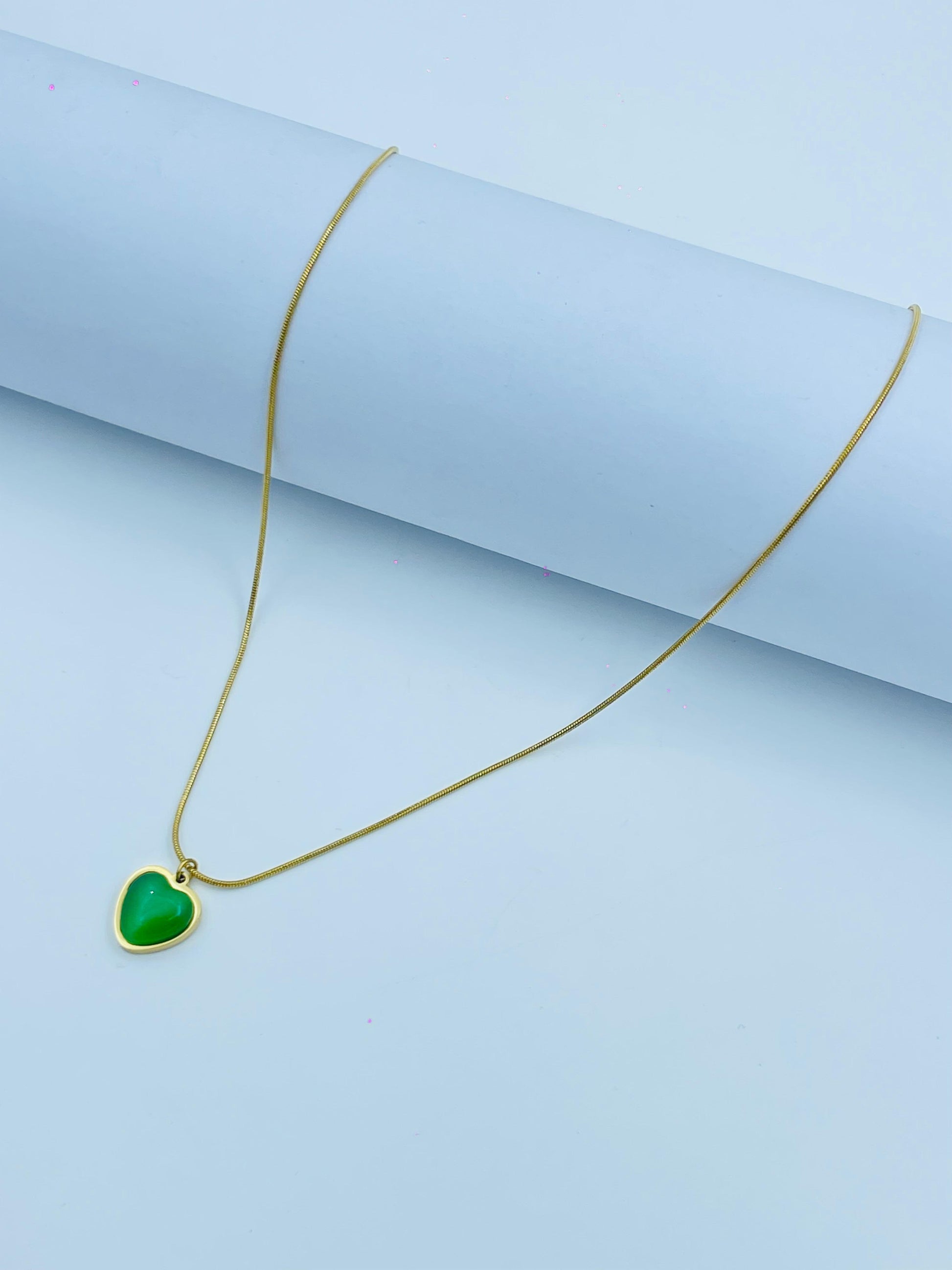 Gold Necklace with Green Heart Pendant – Chic & Playful Everyday Charm