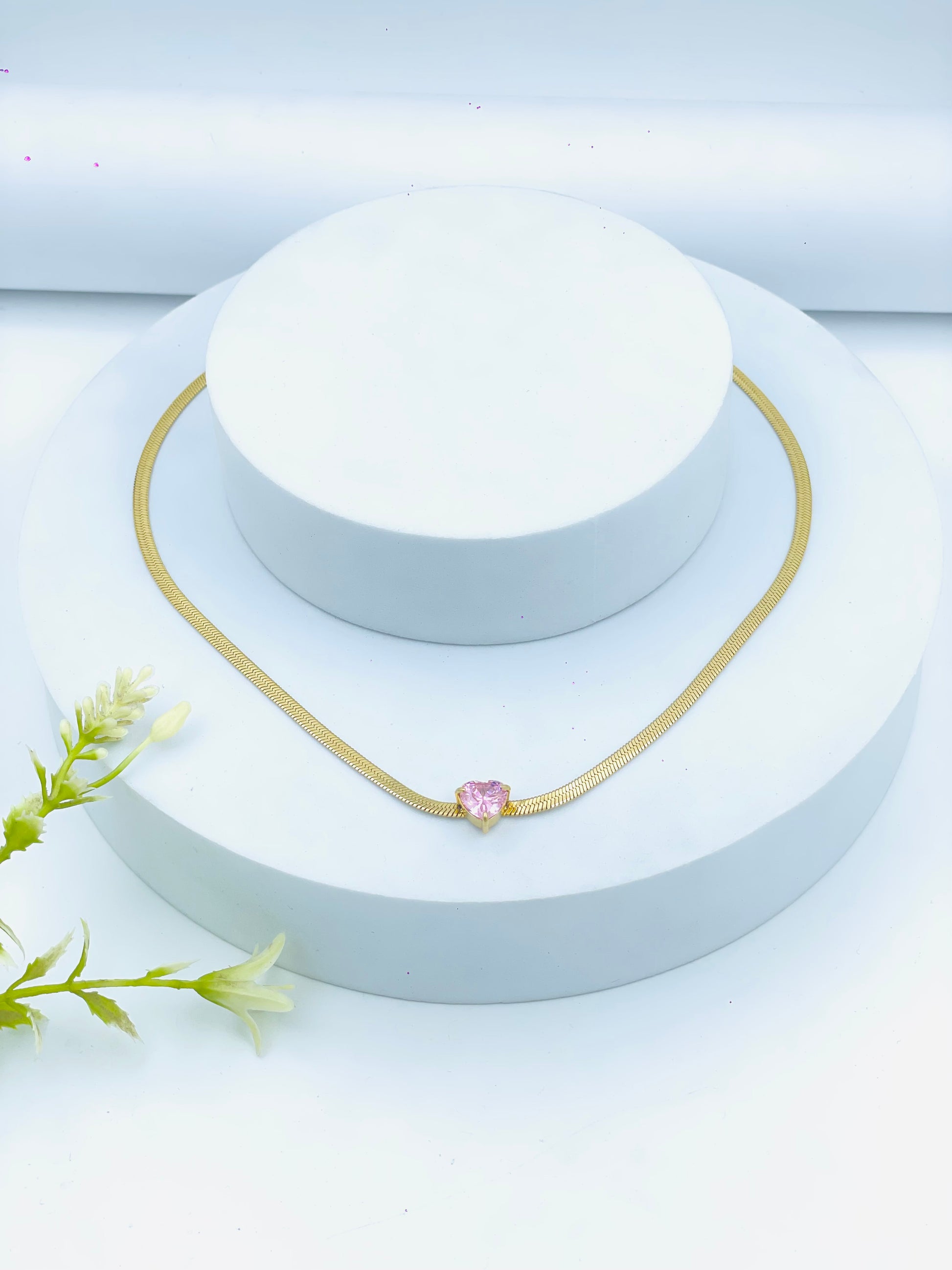 Elegant Gold Necklace with Pink Heart Pendant