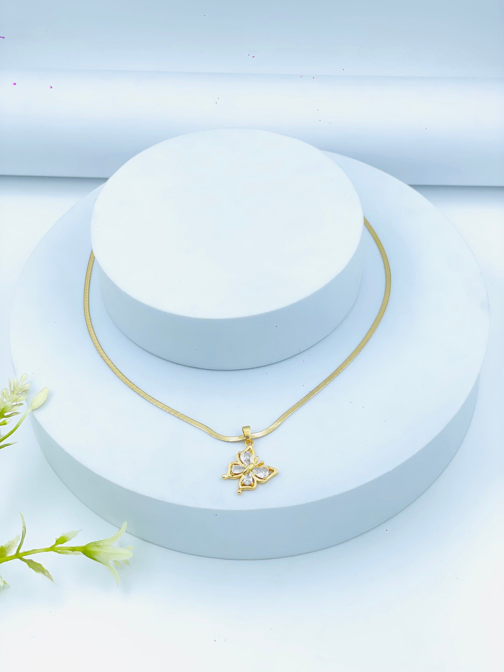 Elegant Gold Pendant Necklace  Timeless Style