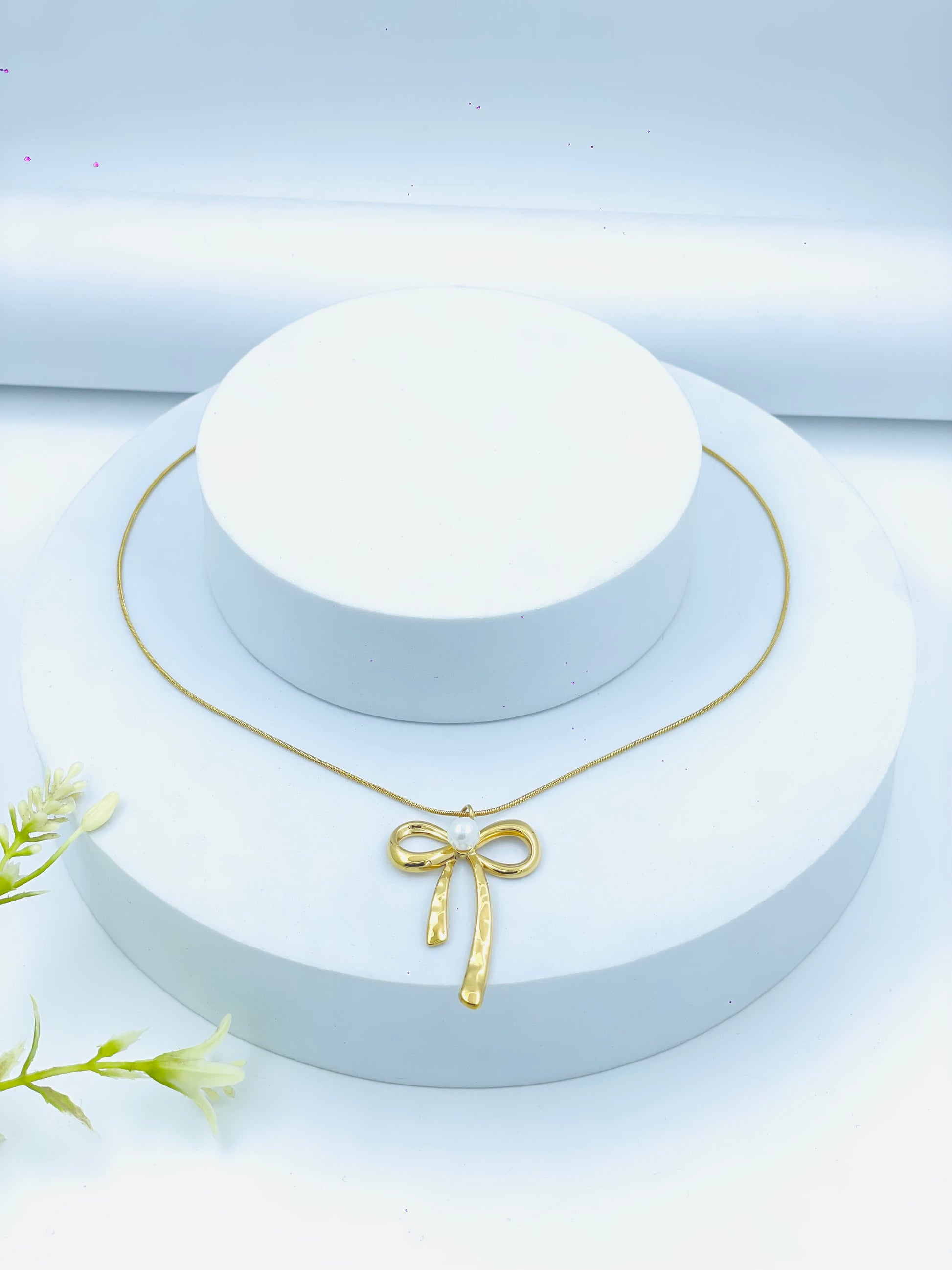 Elegant Gold Bow Pendant Necklace