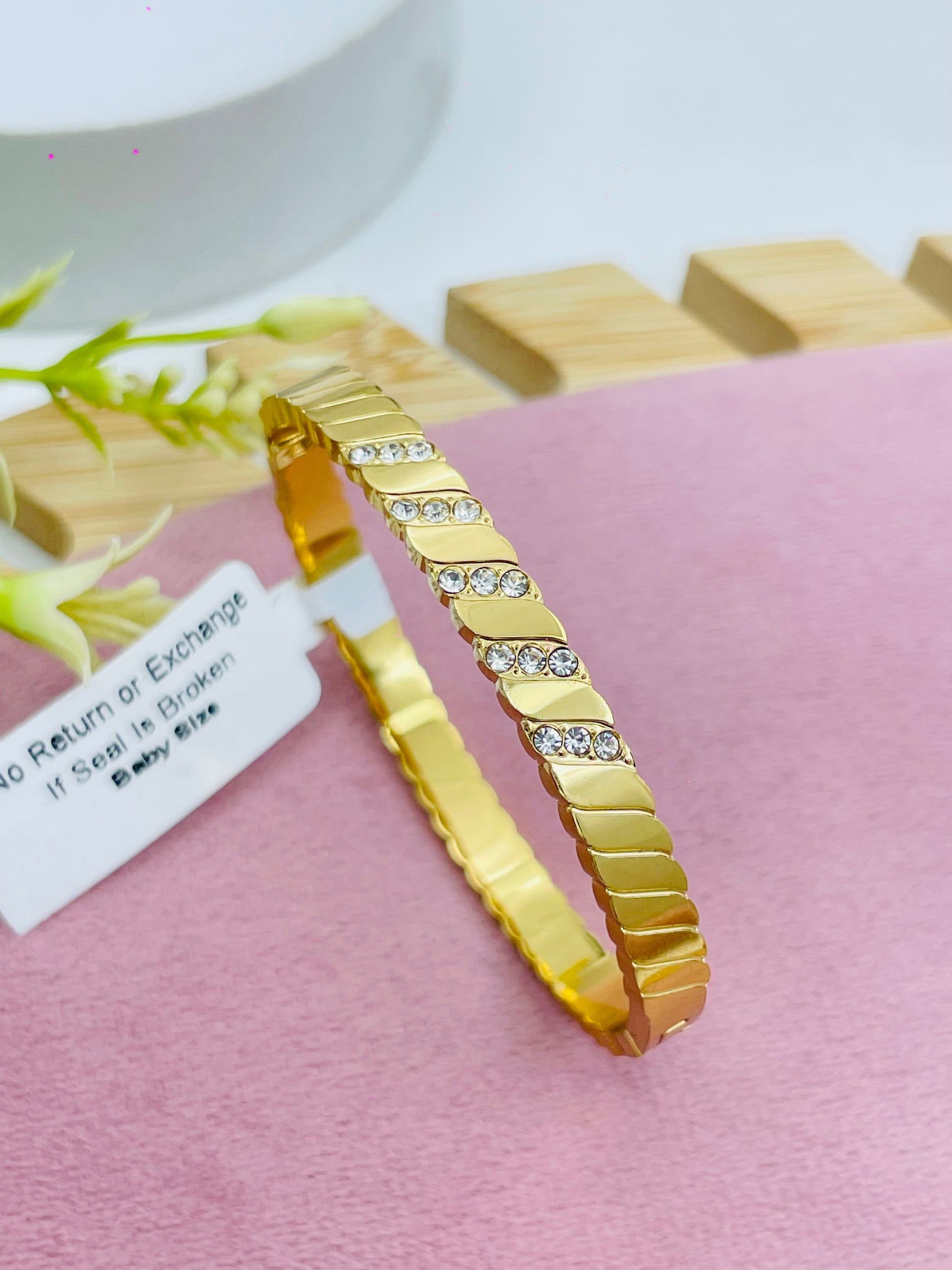Elegant Gold Bracelet with Diamond Accents