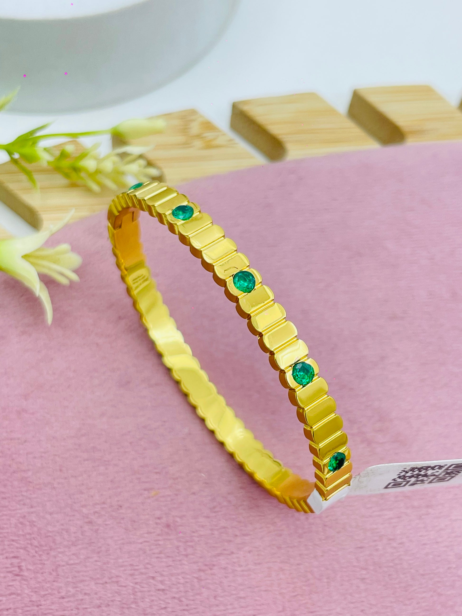 Elegant Gold Bracelet with Green Gemstones
