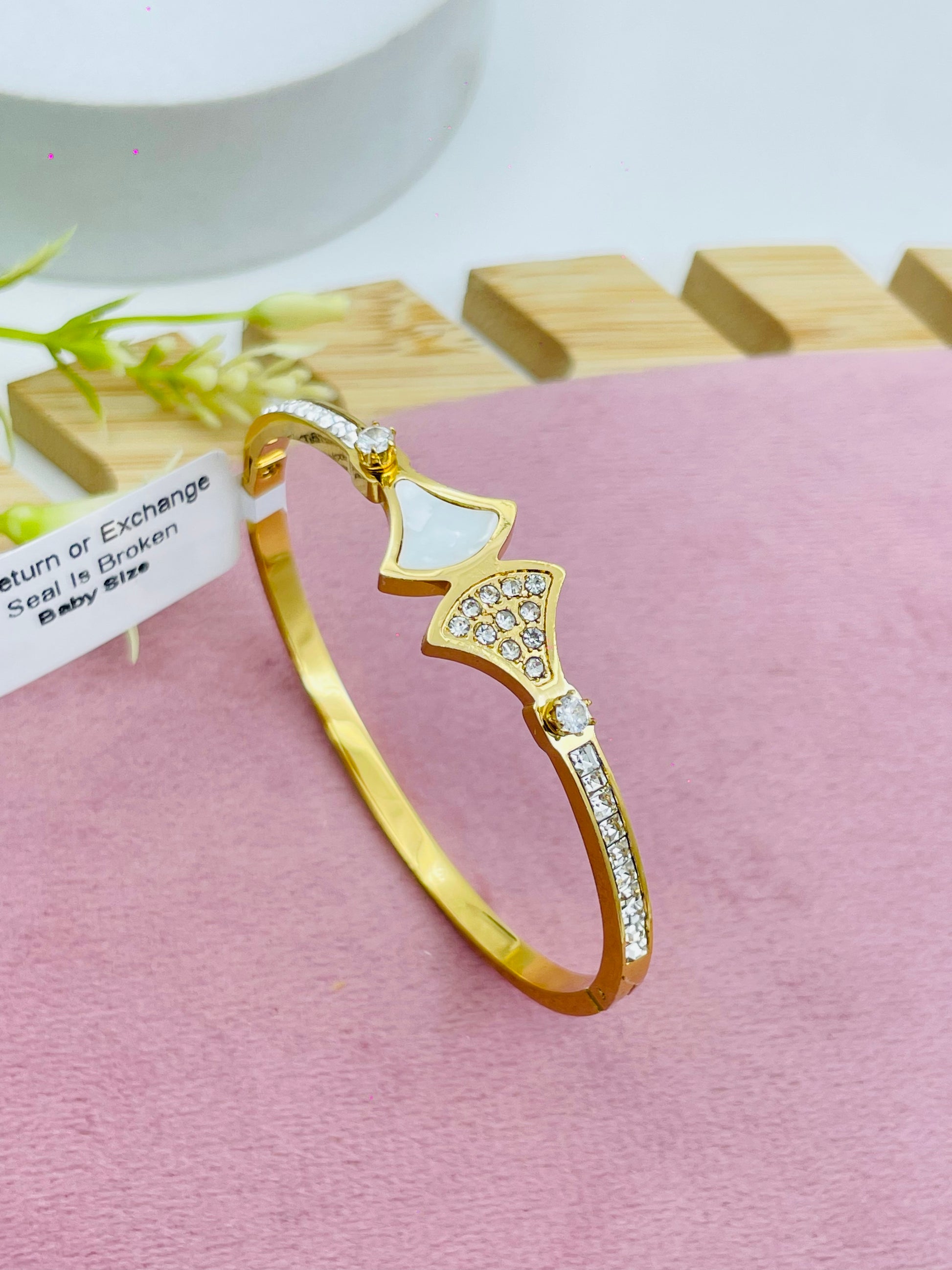 Elegant Gold and Diamond Bracelet