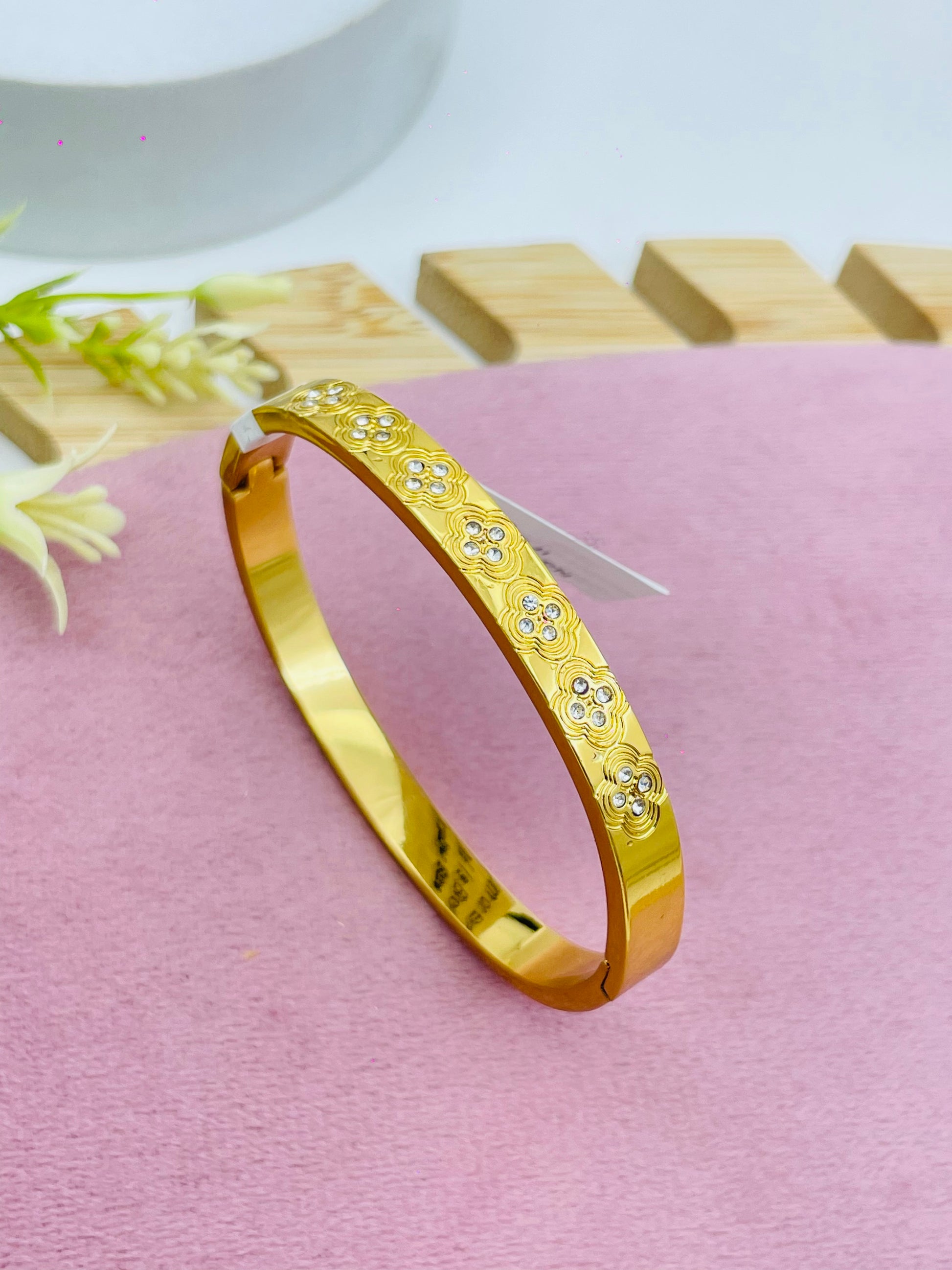 Elegant Floral Design Gold Bracelet