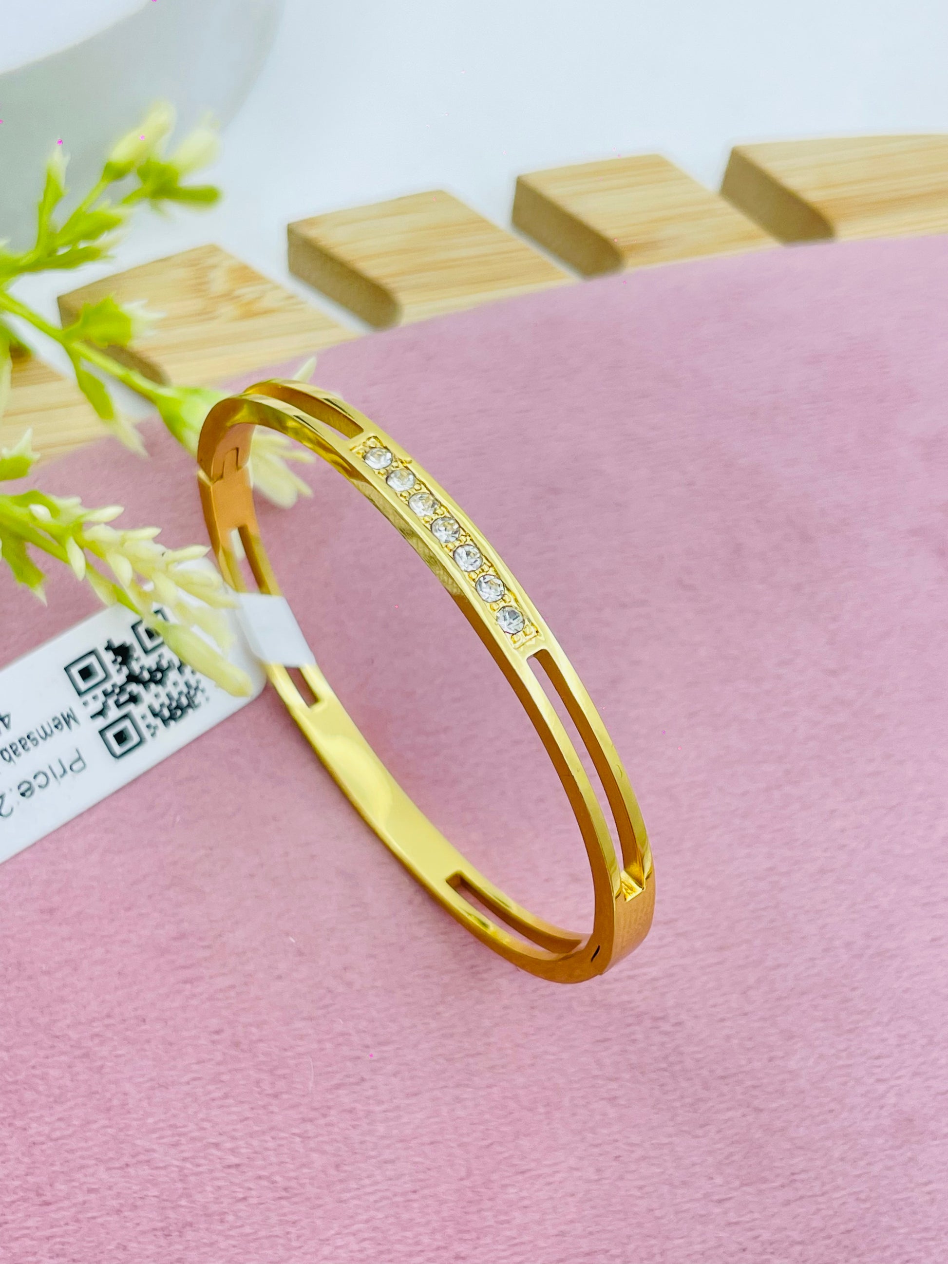 Elegant Gold Bracelet with Diamond Accents