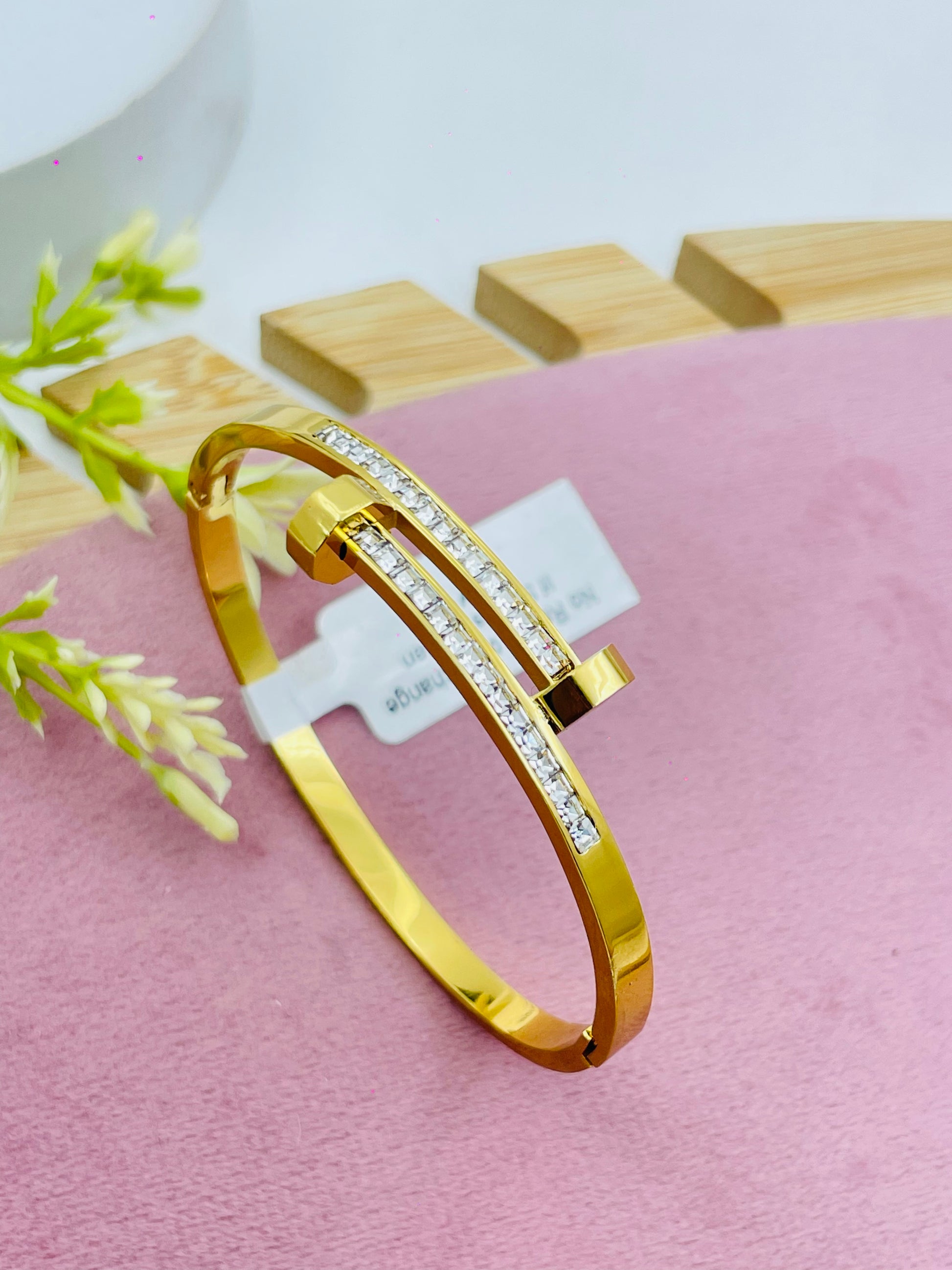 Elegant Gold and Diamond Bracelet