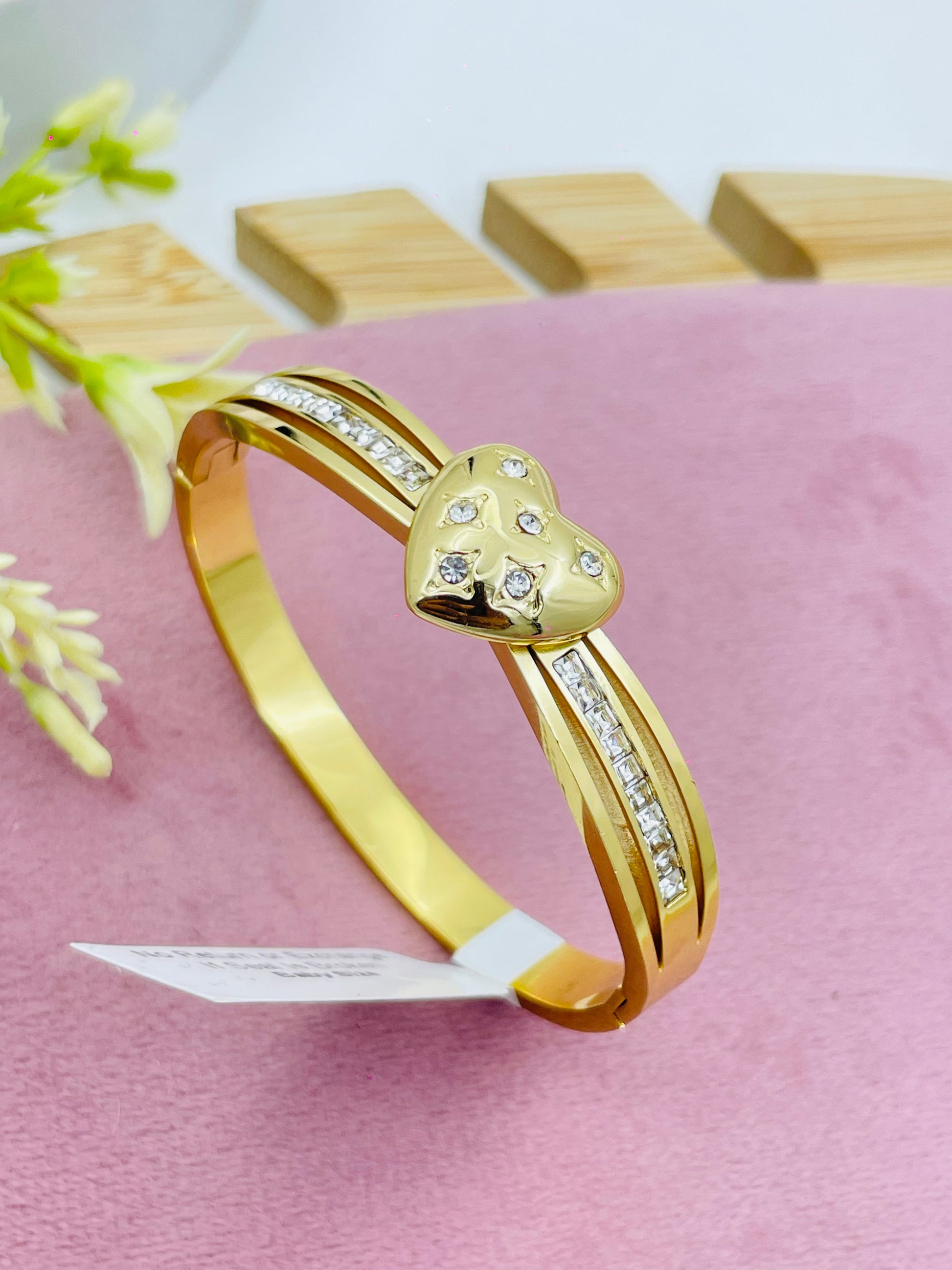 Elegant Gold Bracelet with Heart and Diamond Accents