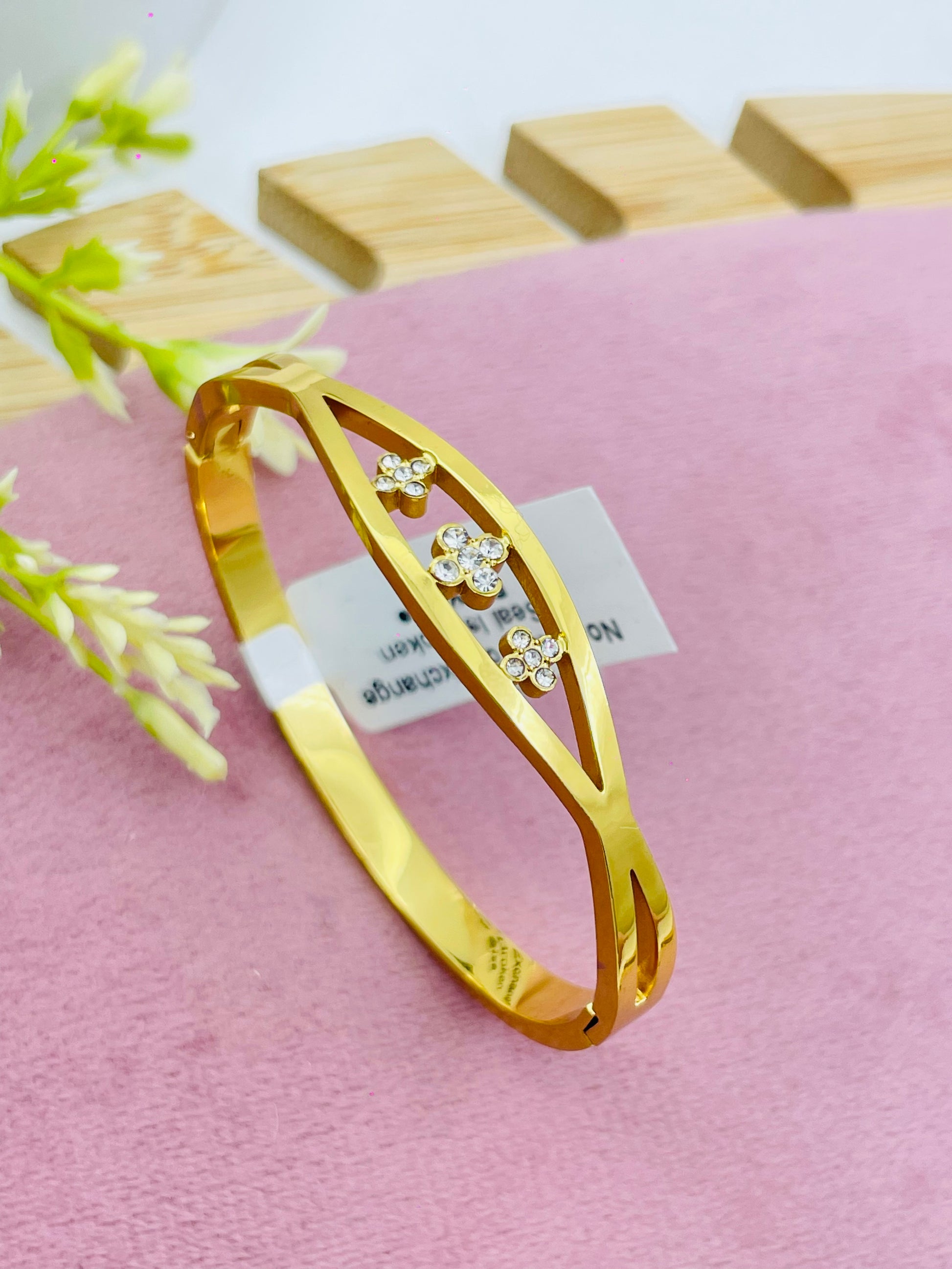 Elegant Gold Bracelet with Floral Design  Luxury Jewelry