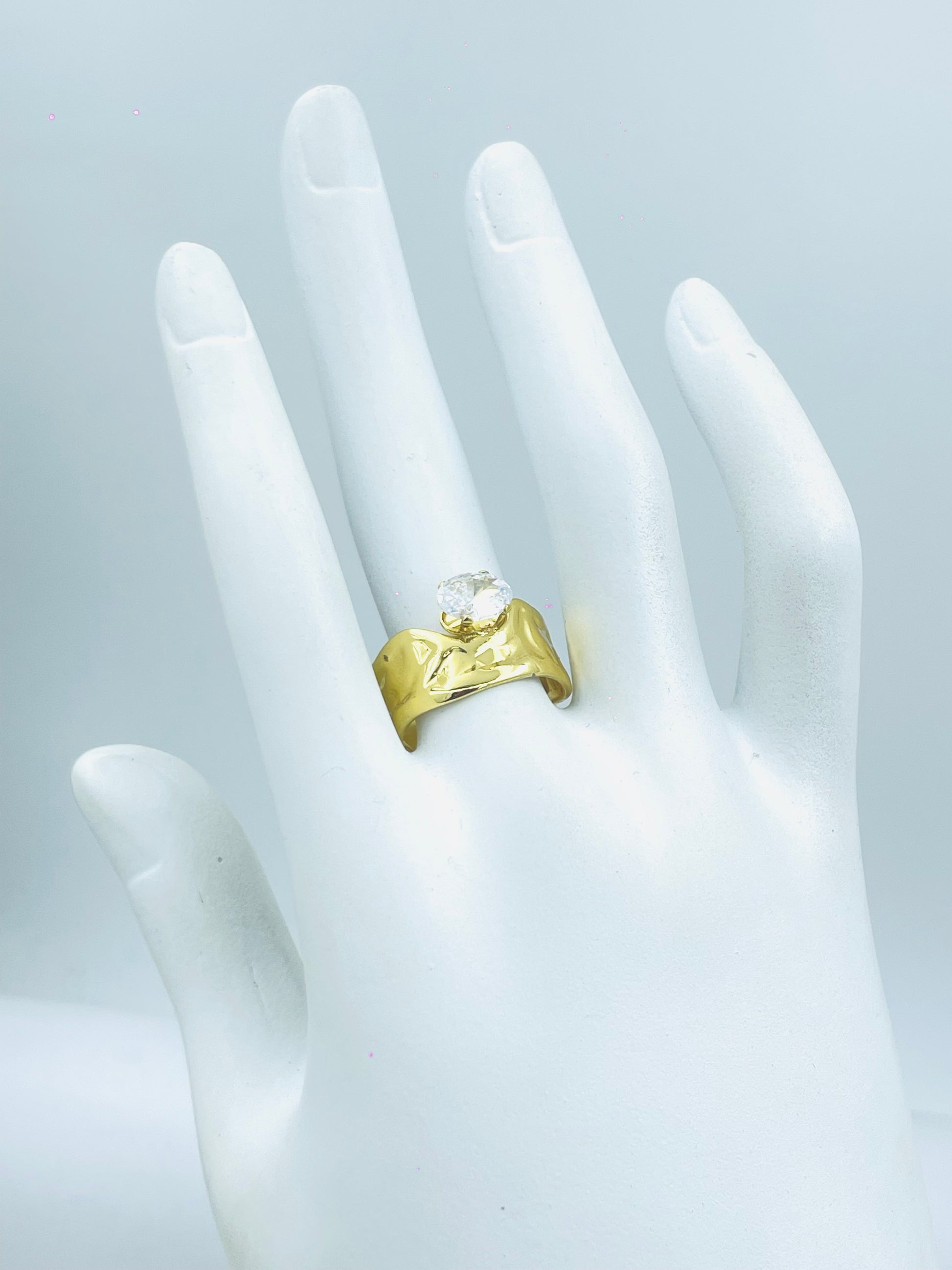 Elegant Gold Band Ring with Stunning Gemstone