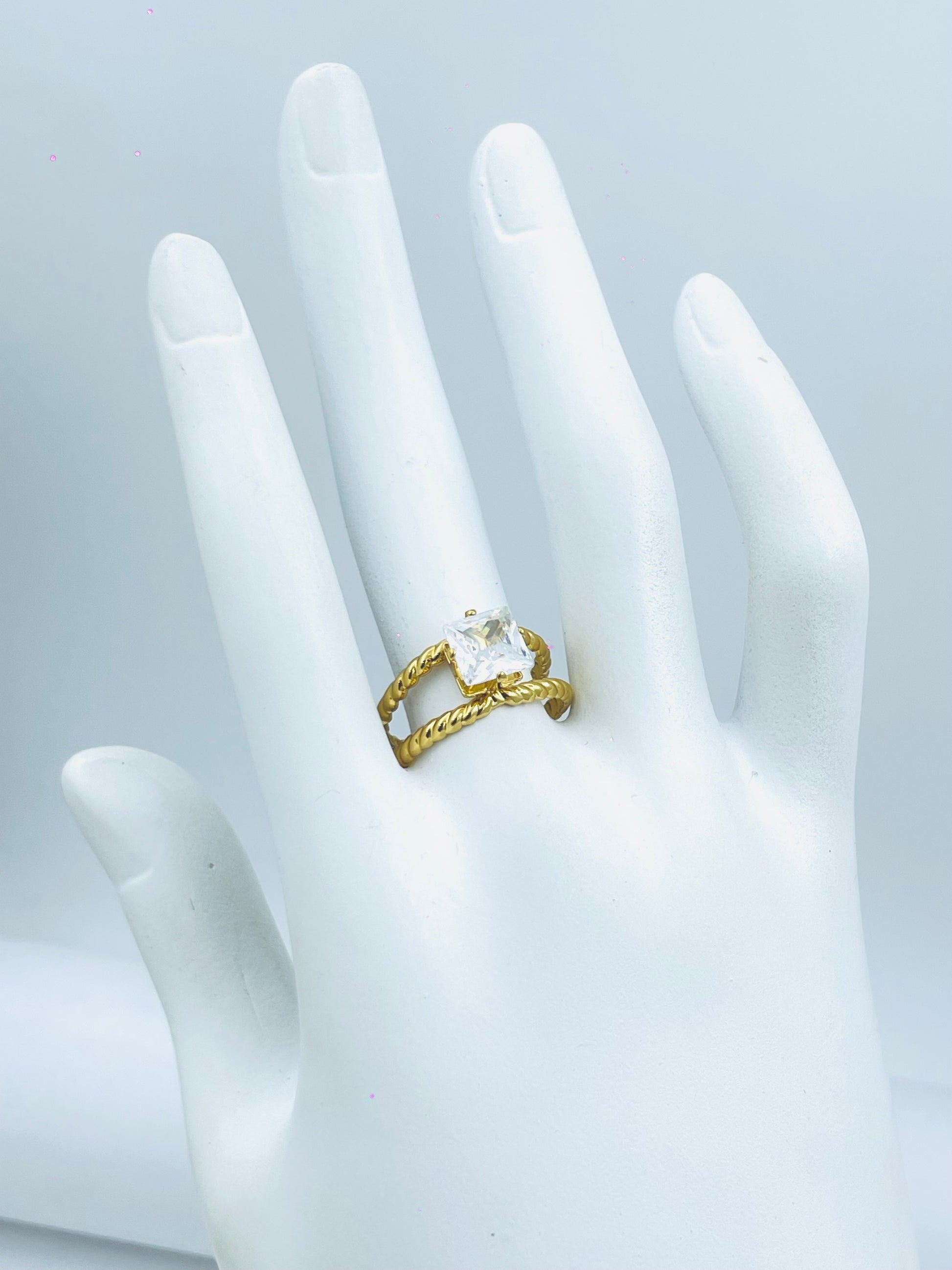 Elegant Gold Twisted Band Ring with Clear Gemstone