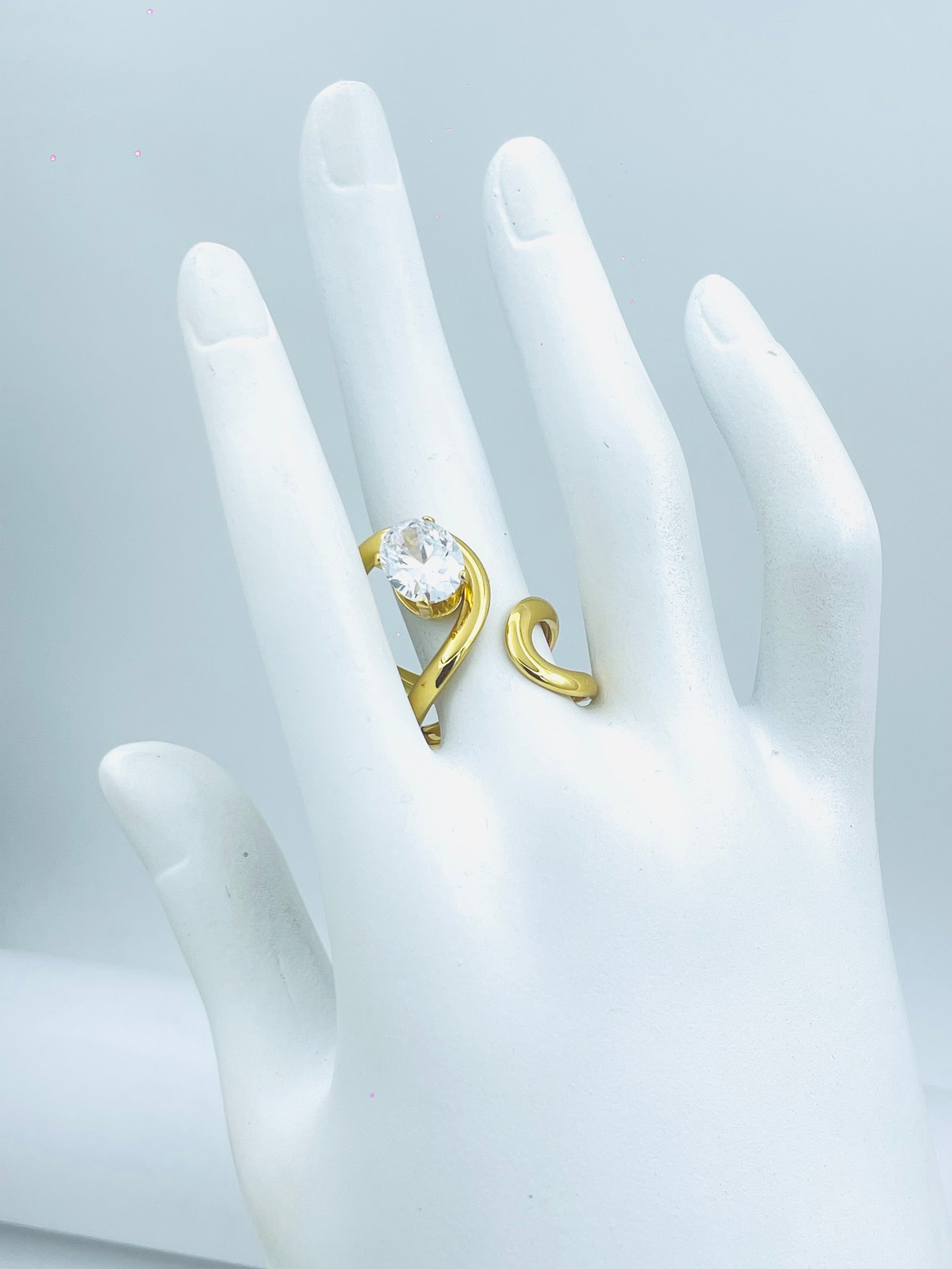 Elegant Gold Twist Engagement Ring with Diamond