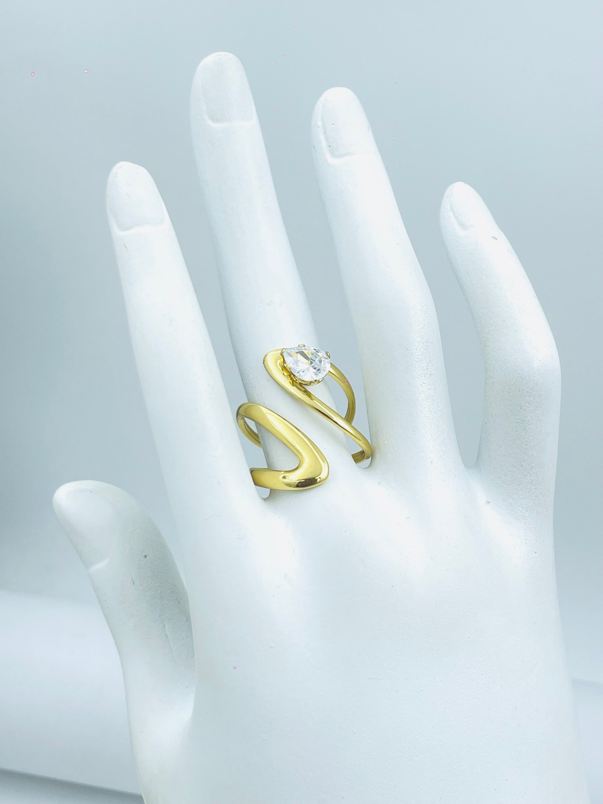 Elegant Gold Wave Ring with Diamond