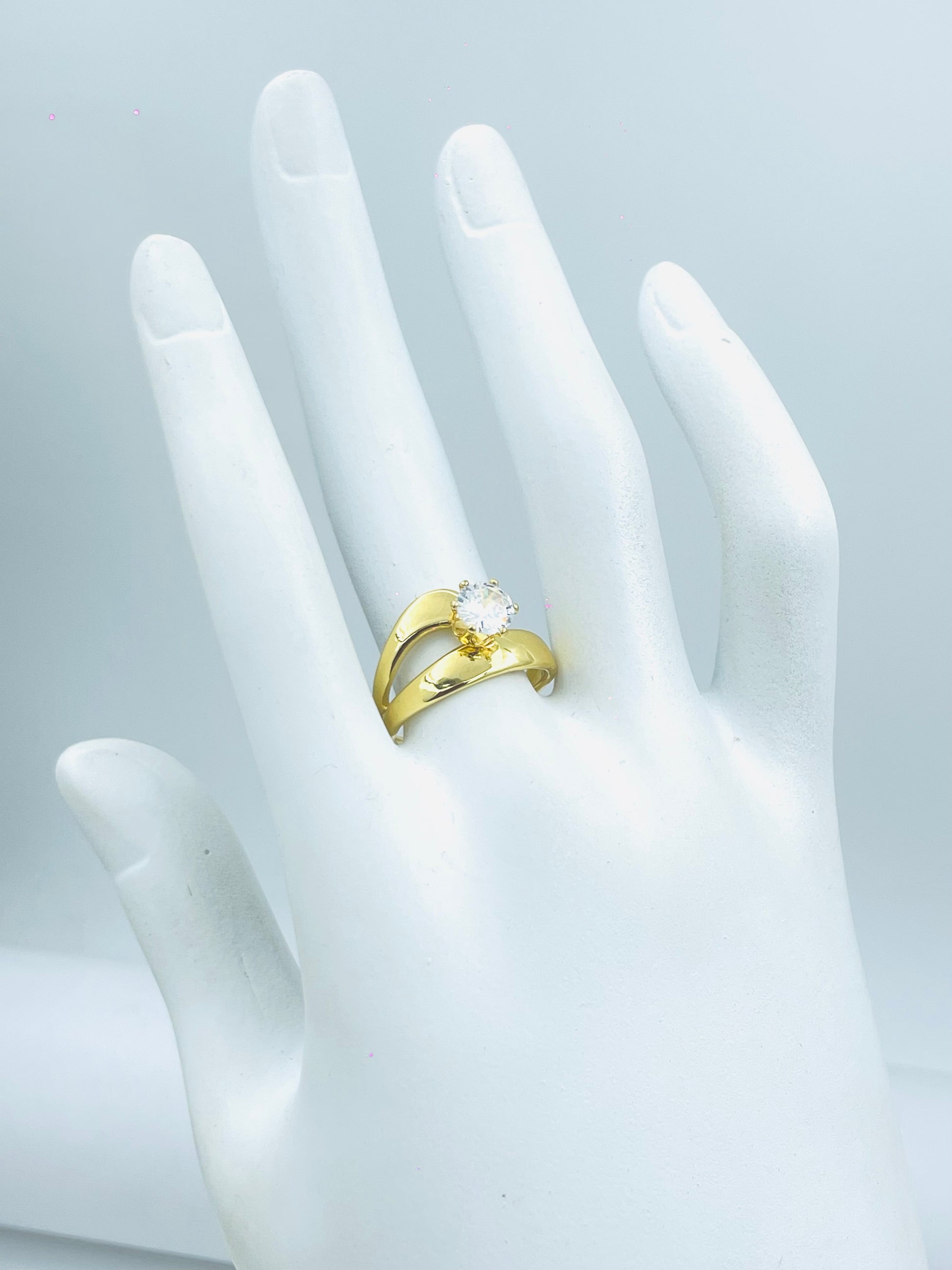 Elegant Gold Ring with Diamond Center  Perfect for Any Occasion