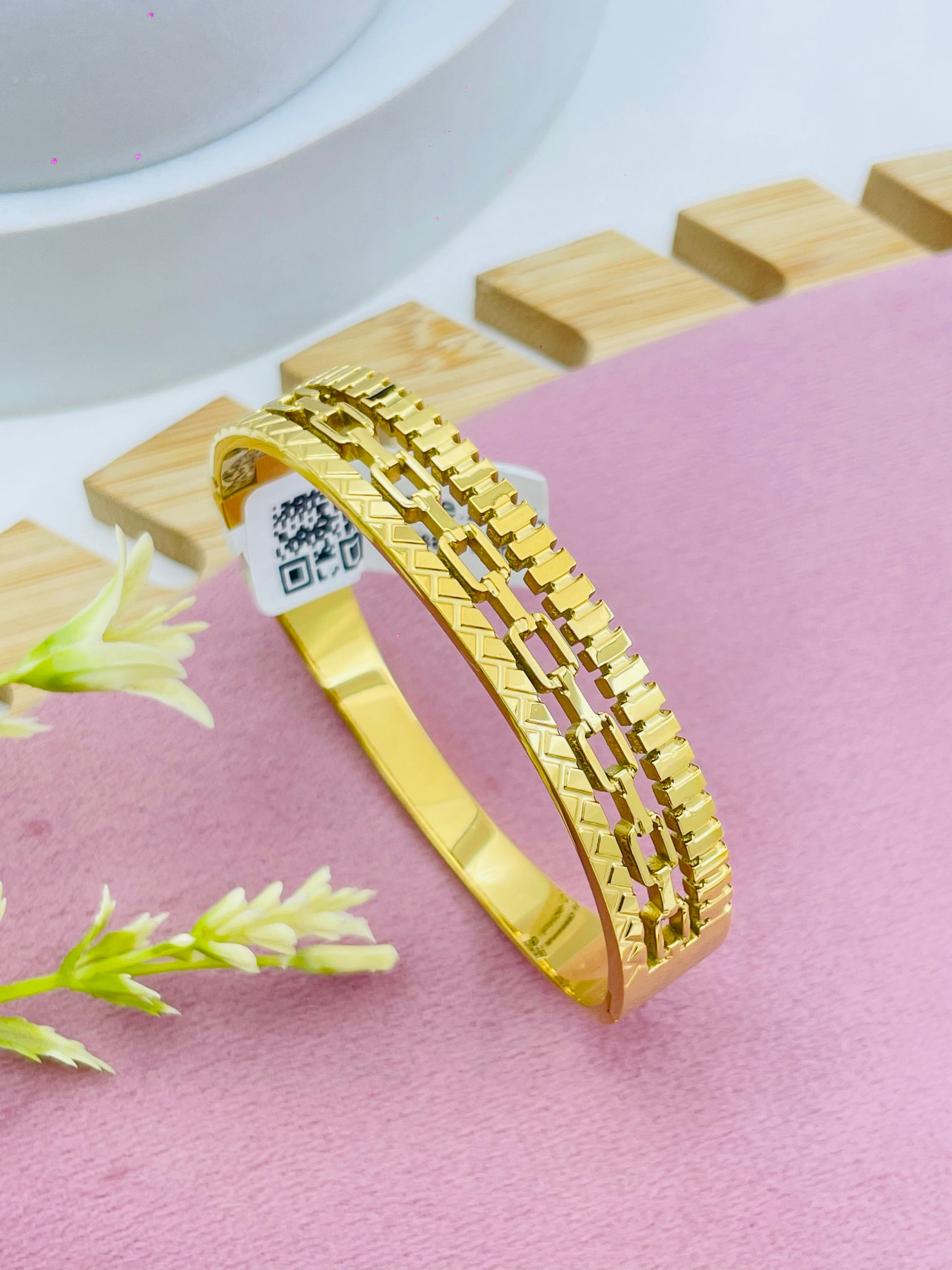 Elegant Geometric Gold Bangle