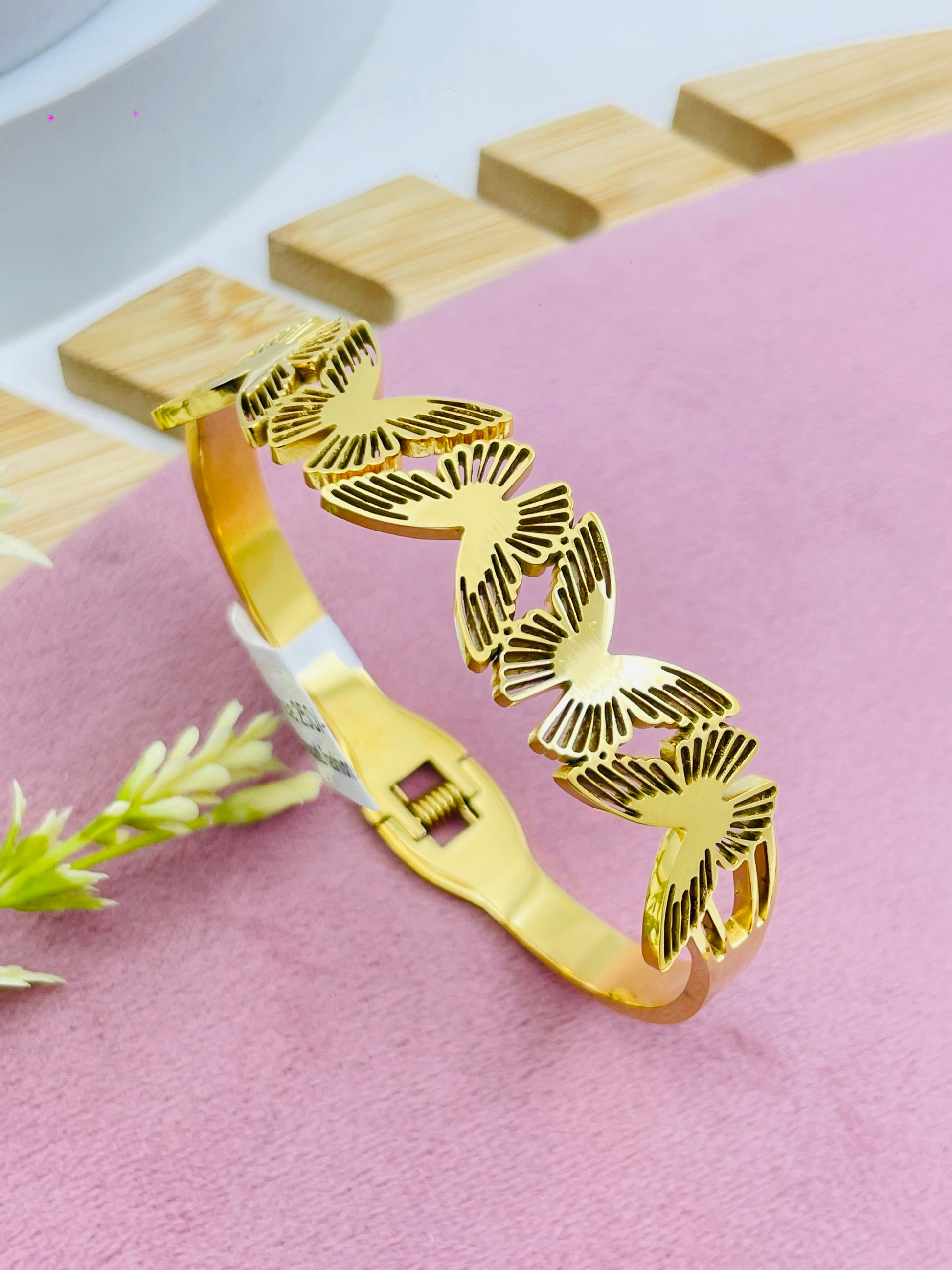 Elegant Gold Floral Bangle Bracelet