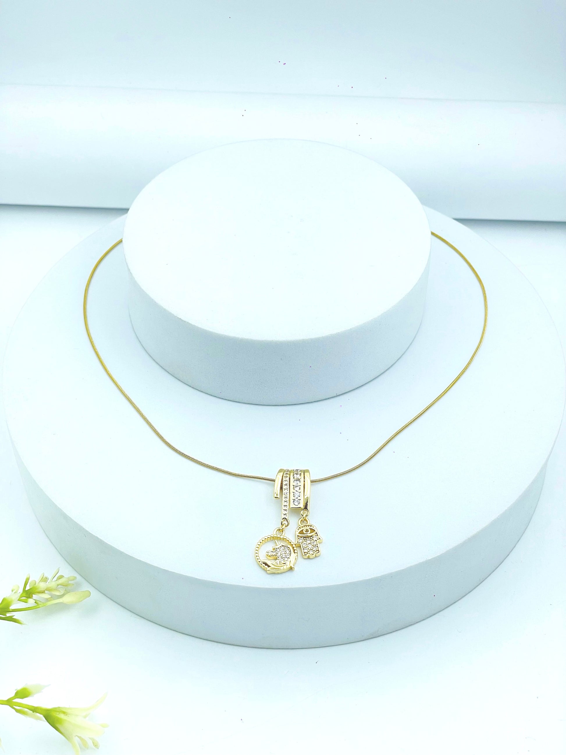 Elegant Gold Pendant Necklace  Chic and Sophisticated