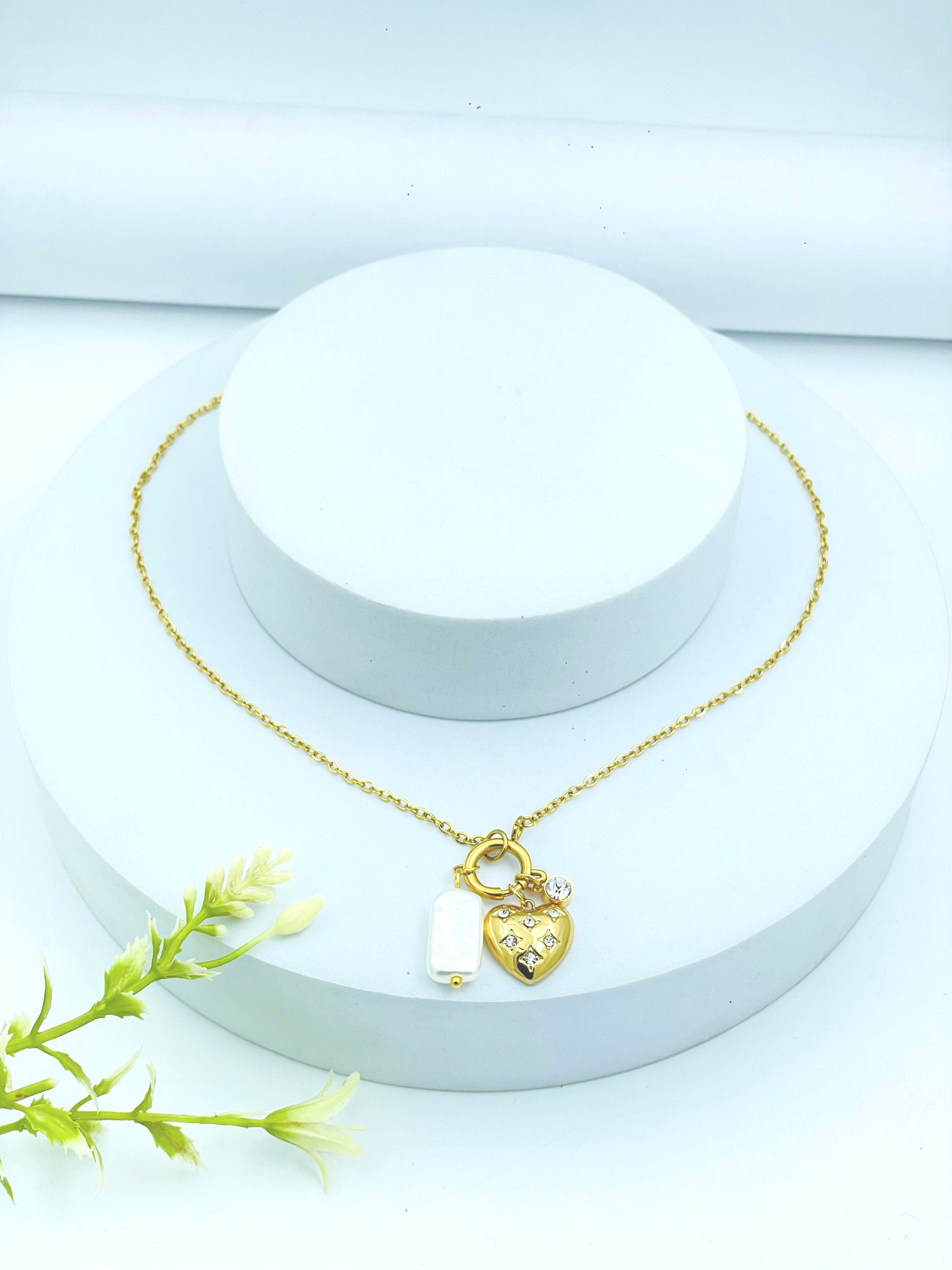 Elegant Gold Necklace with Heart and Pearl Pendant