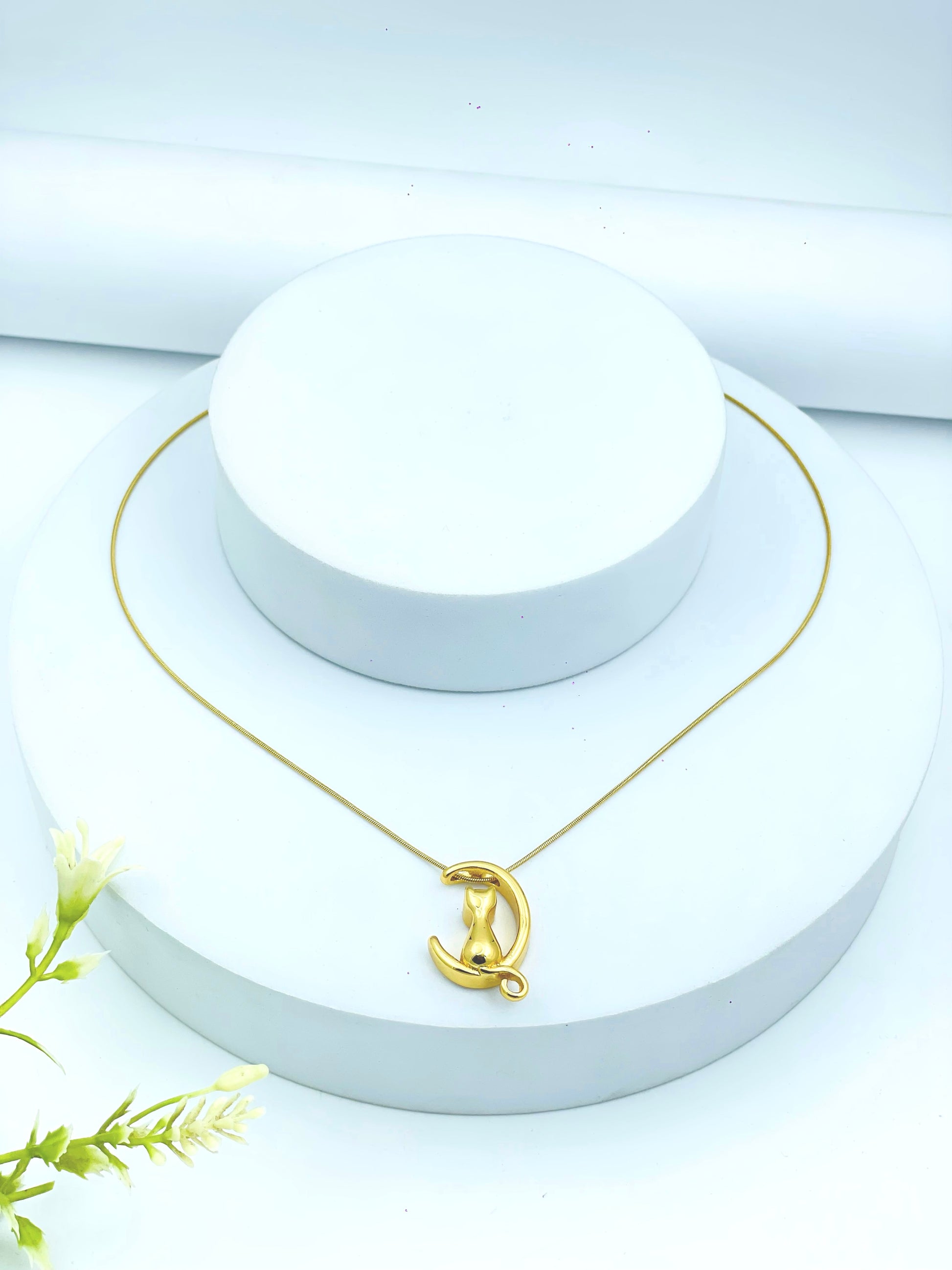 Elegant Gold Crescent Moon Necklace