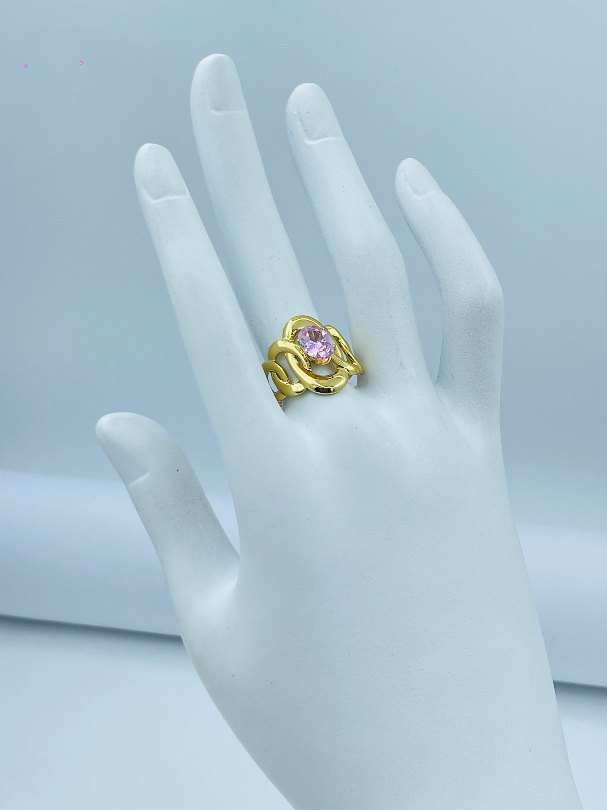 Elegant Gold Twist Ring with Pink Gemstone
