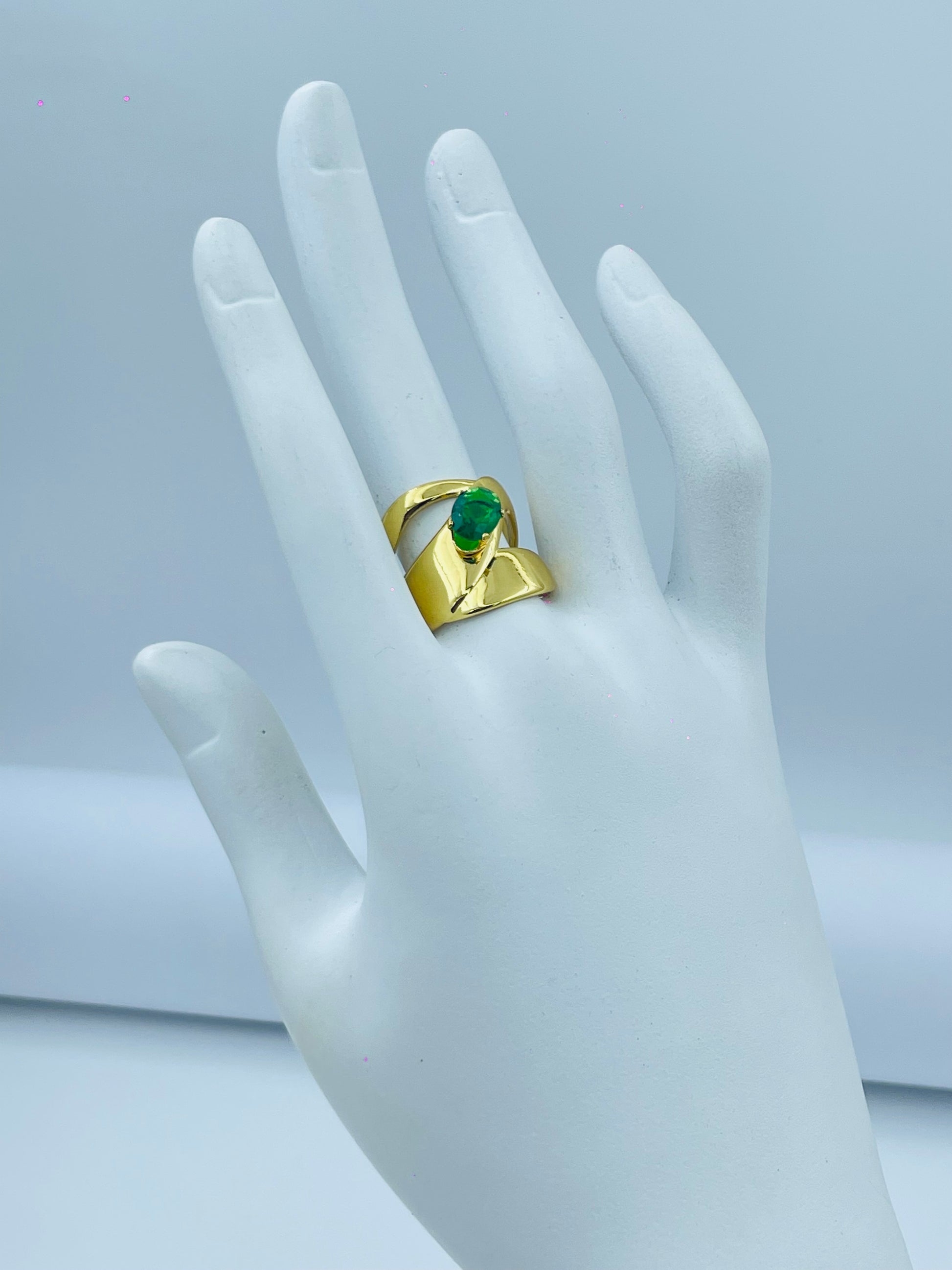 Elegant Gold Band Ring with Green Gemstone