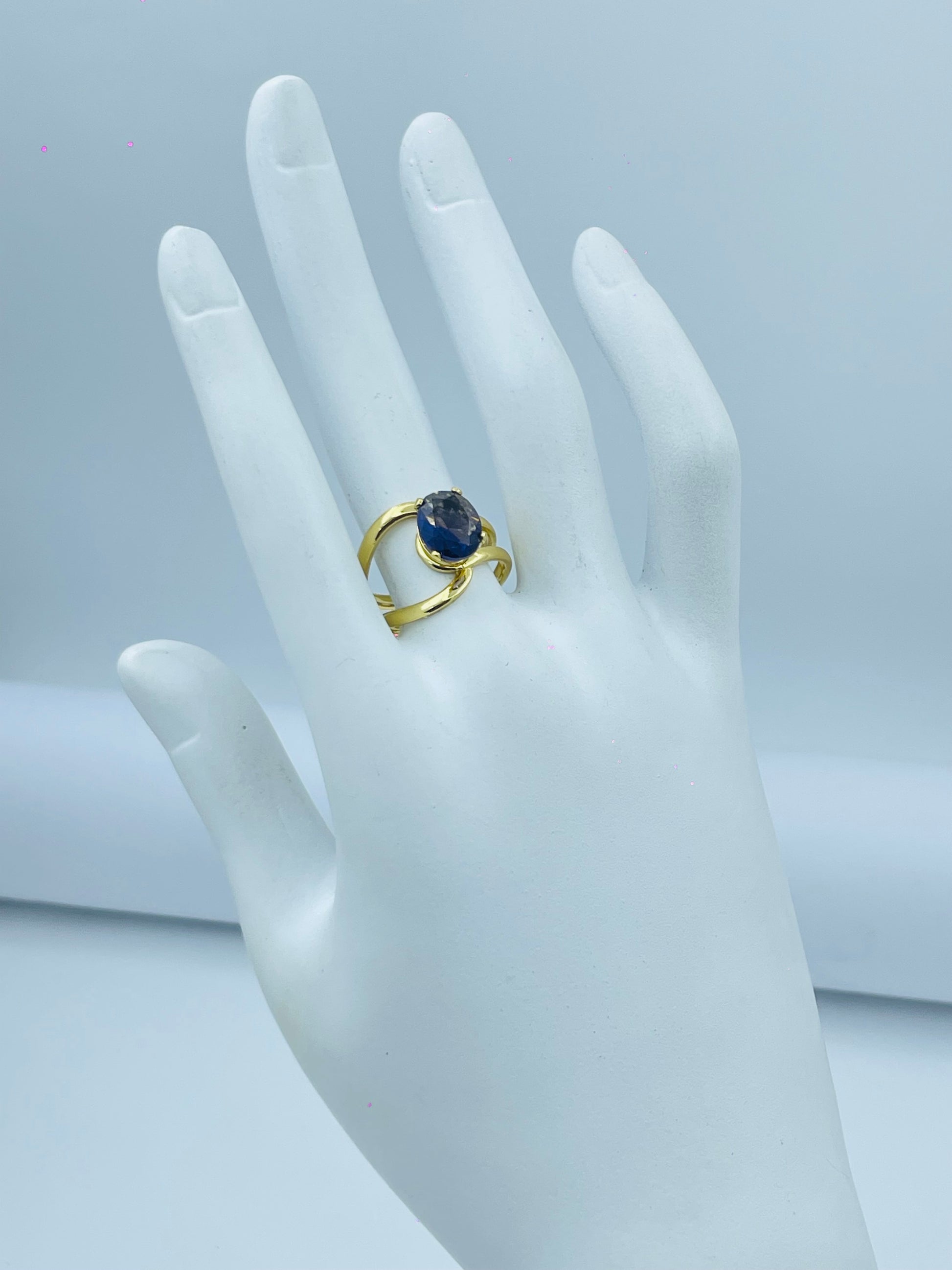Elegant Gold Ring with Blue Gemstone