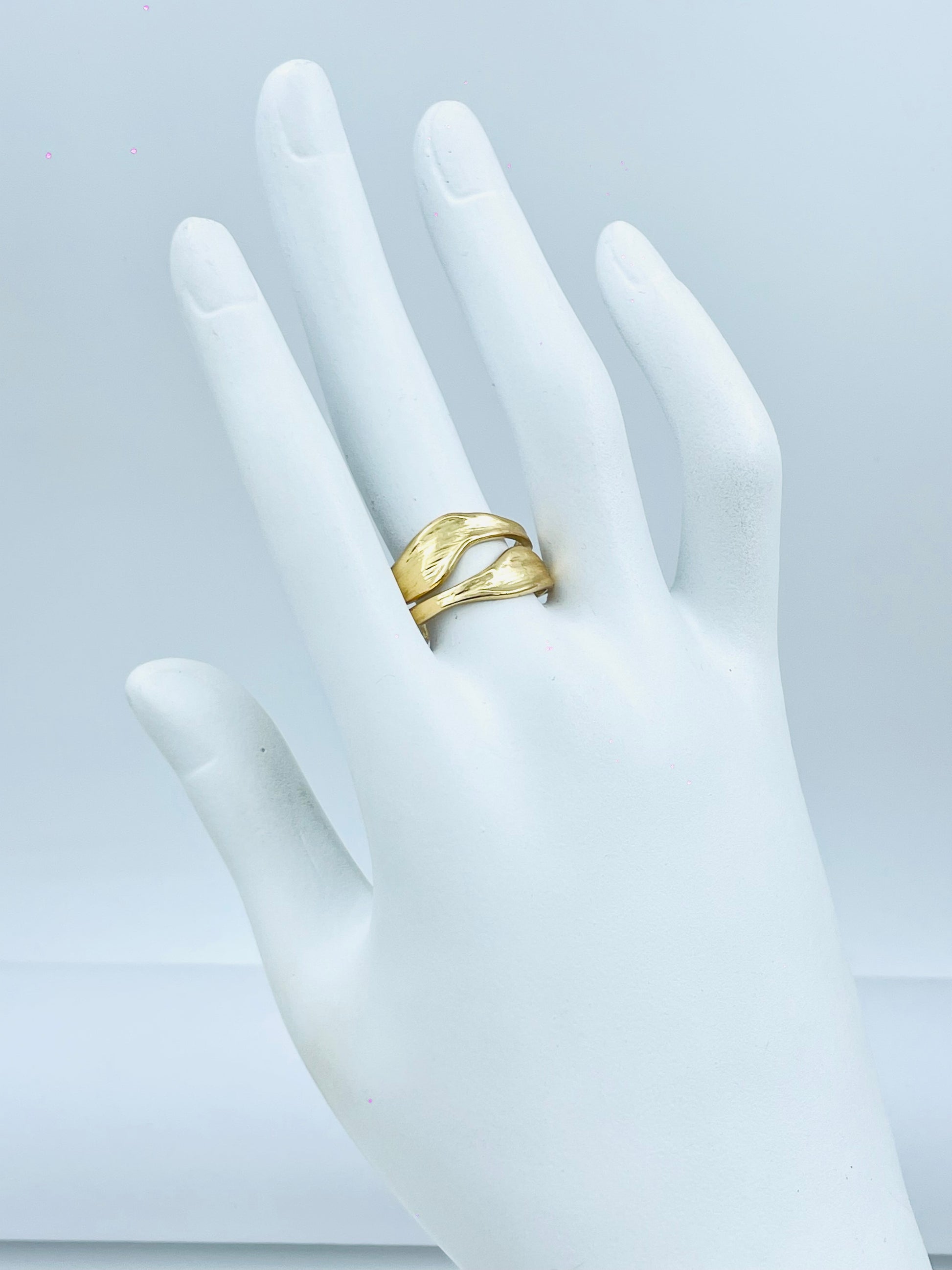 Elegant Gold Wave Design Ring