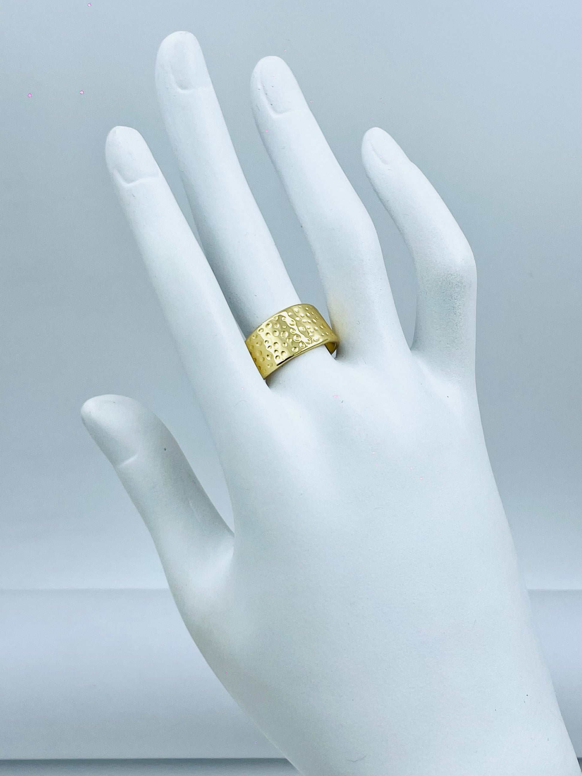 Elegant Gold Textured Band Ring  Timeless Design
