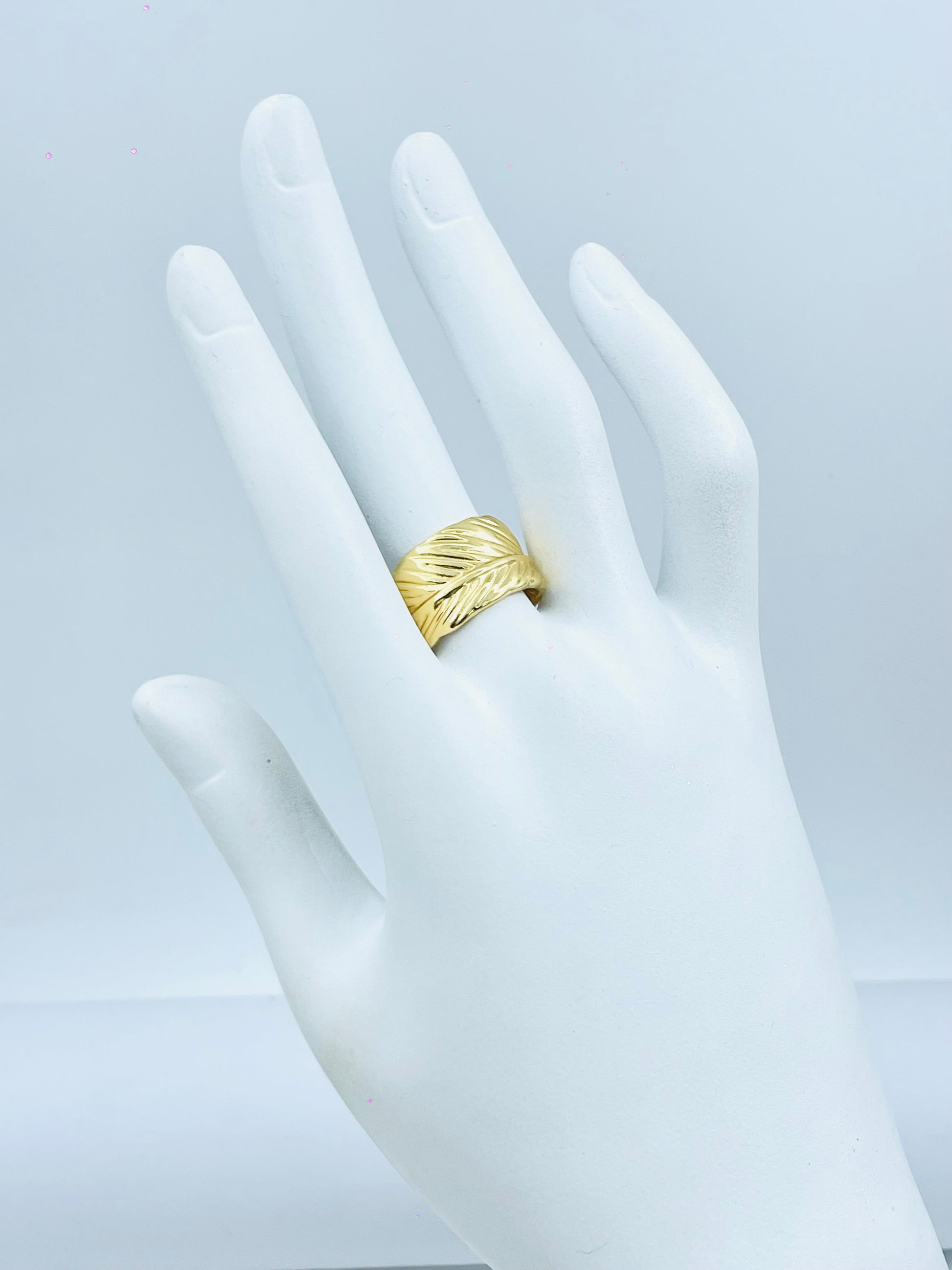 Elegant Gold Textured Ring for Stylish Wear