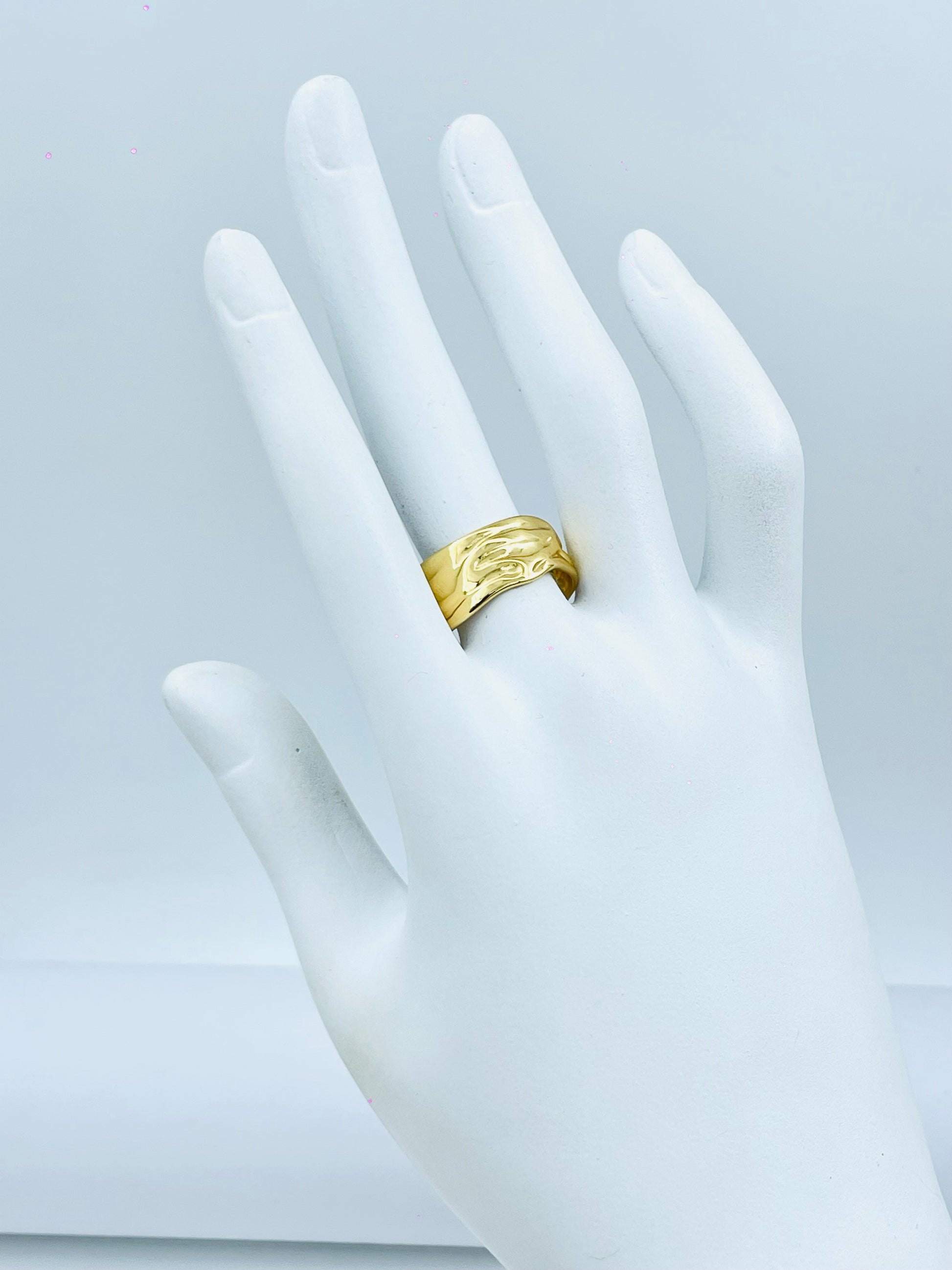 Elegant Gold Wave Design Ring  Stylish Jewelry