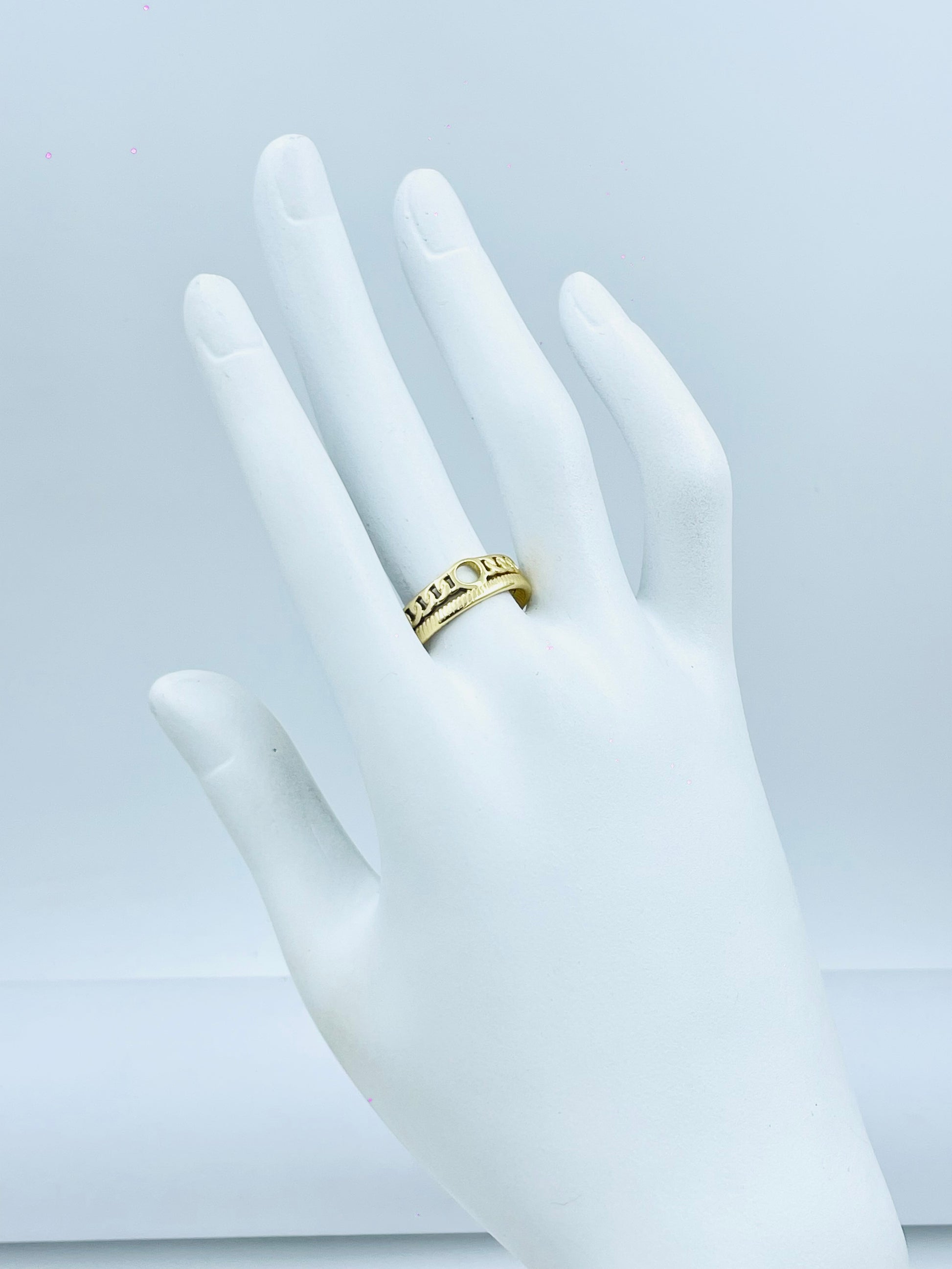 Elegant Gold Engraved Ring