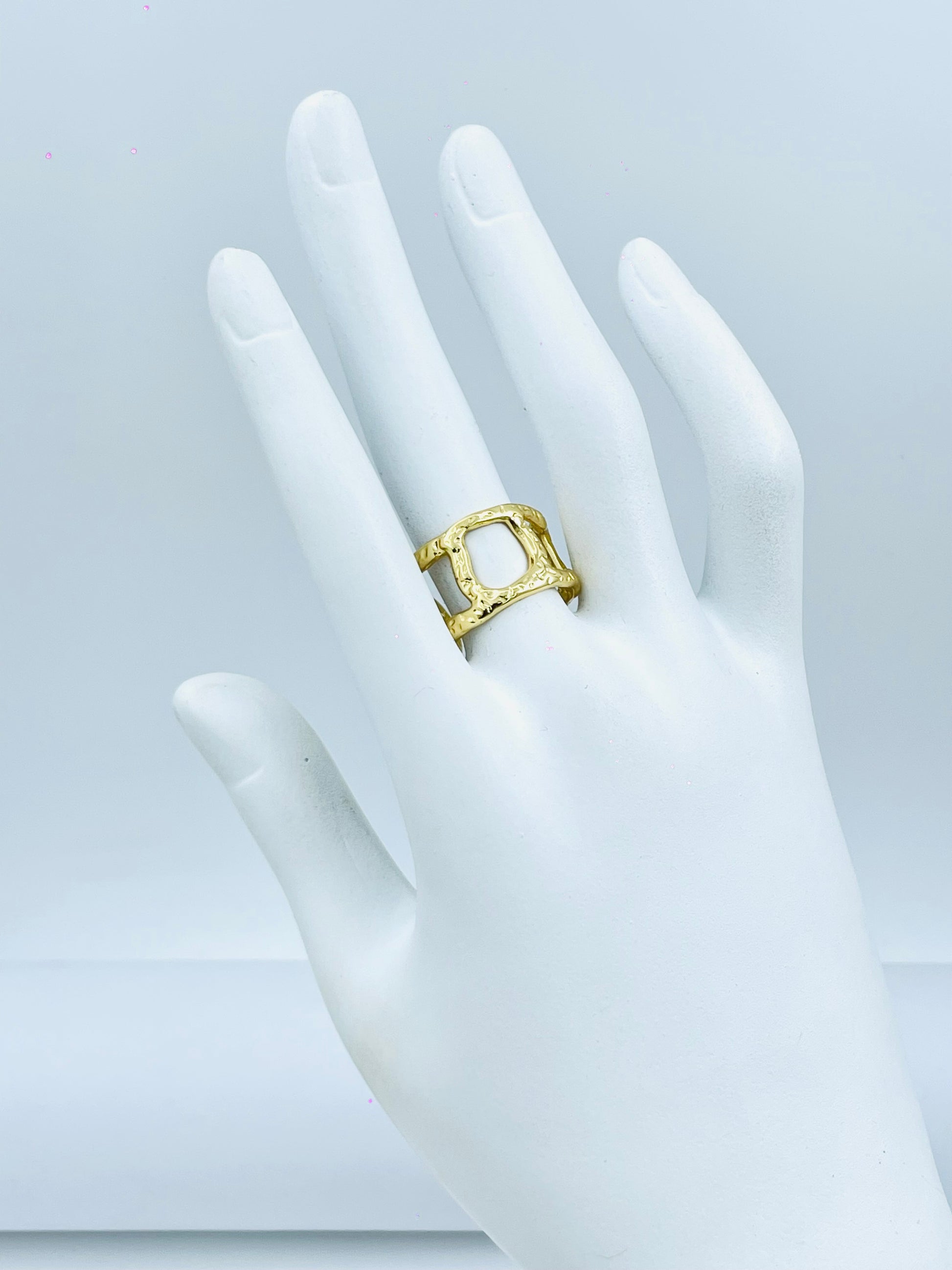 Elegant Gold Textured Band Ring
