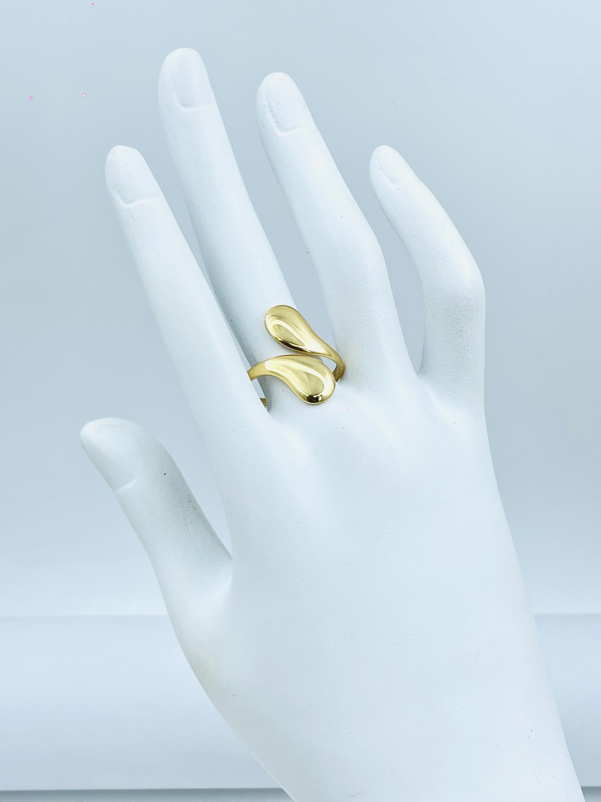 Elegant Gold Wave Ring  Stylish Jewelry Accessory