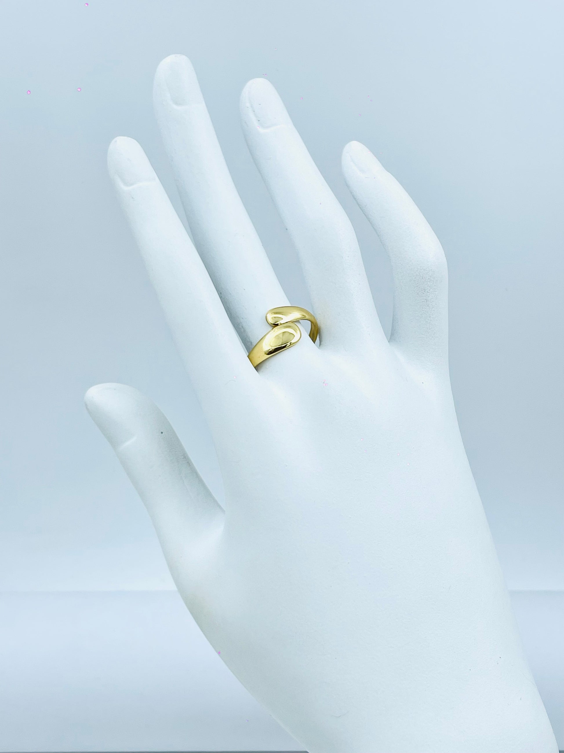 Elegant Gold Twist Ring