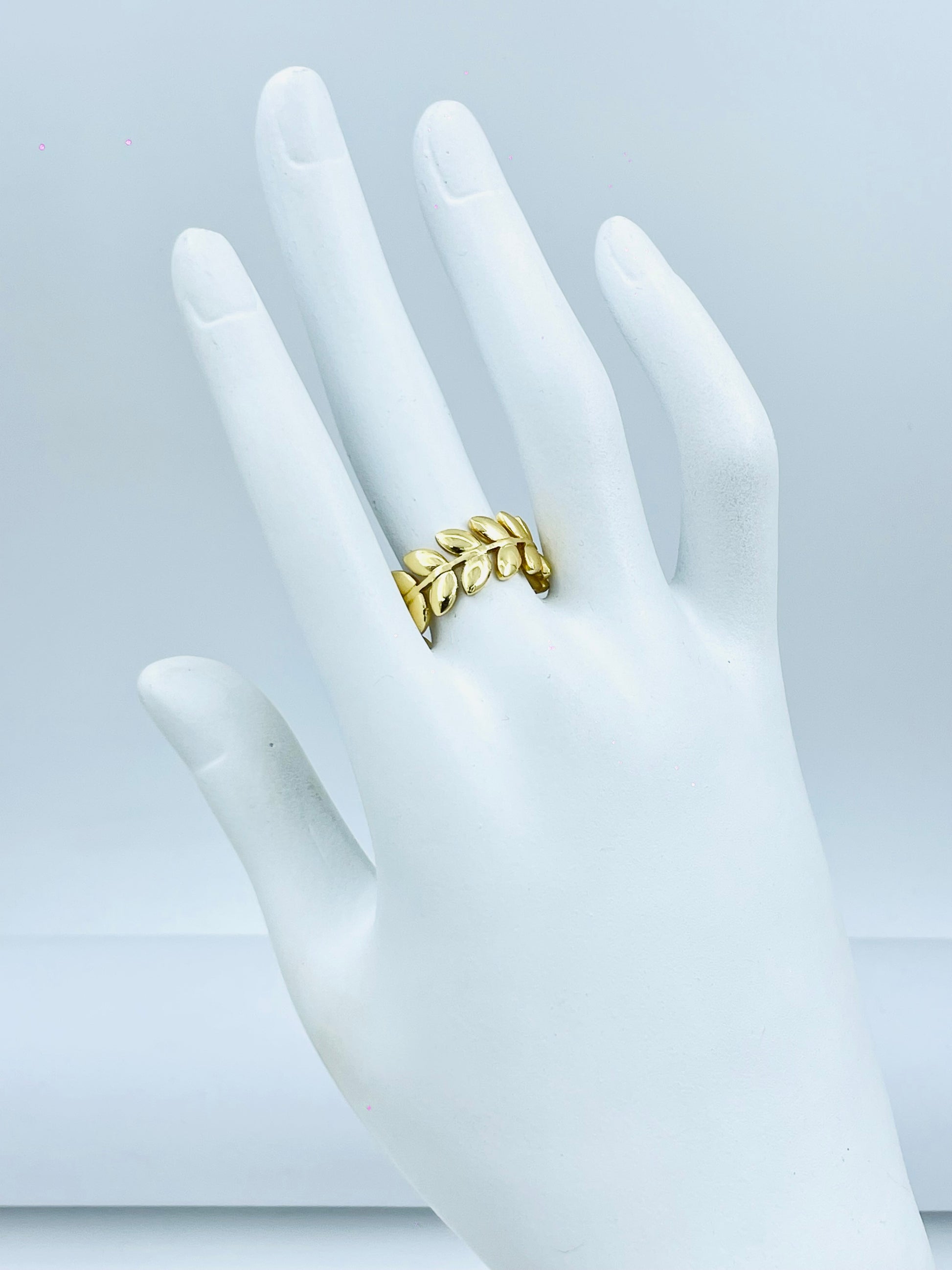Elegant Gold Leaf Design Ring  Perfect for Any Occasion