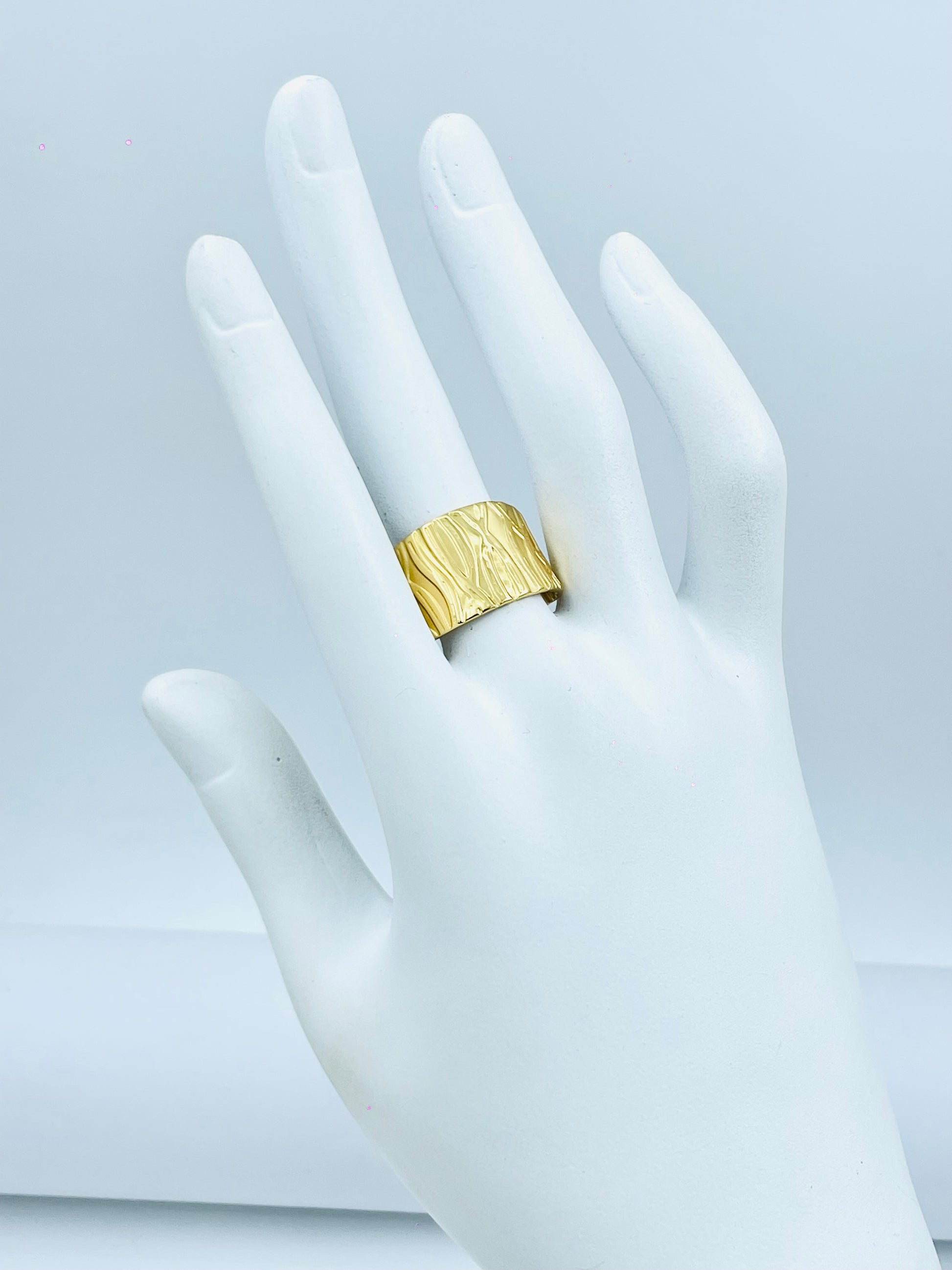 Elegant Textured Gold Ring for Fashionable Wear