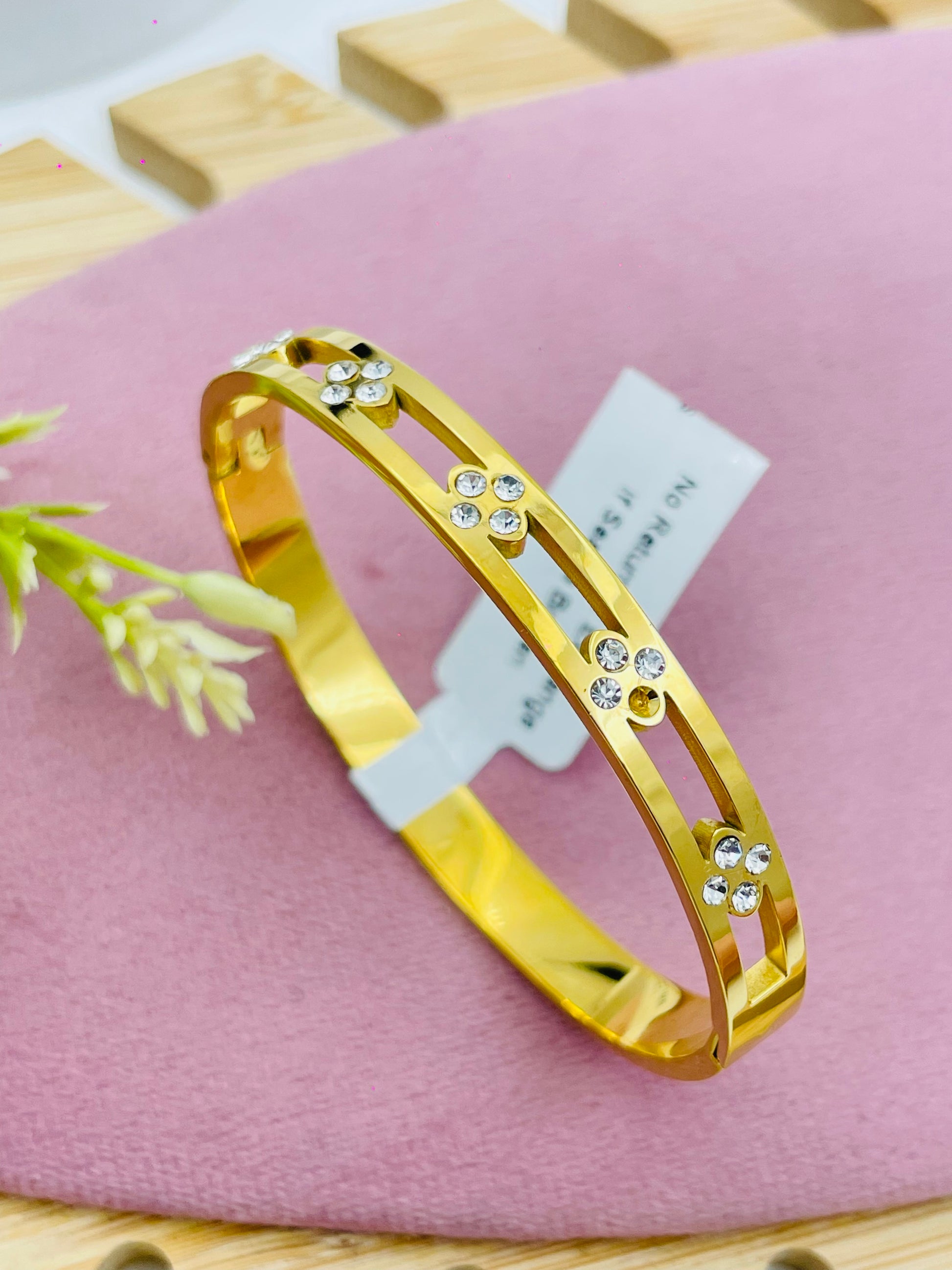 Elegant Gold Floral Crystal Bracelet
