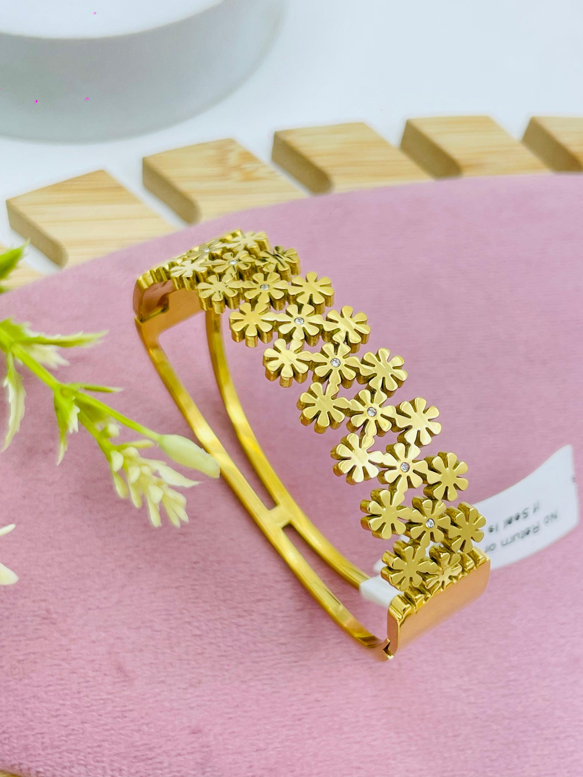Elegant Floral Design Gold Bangle