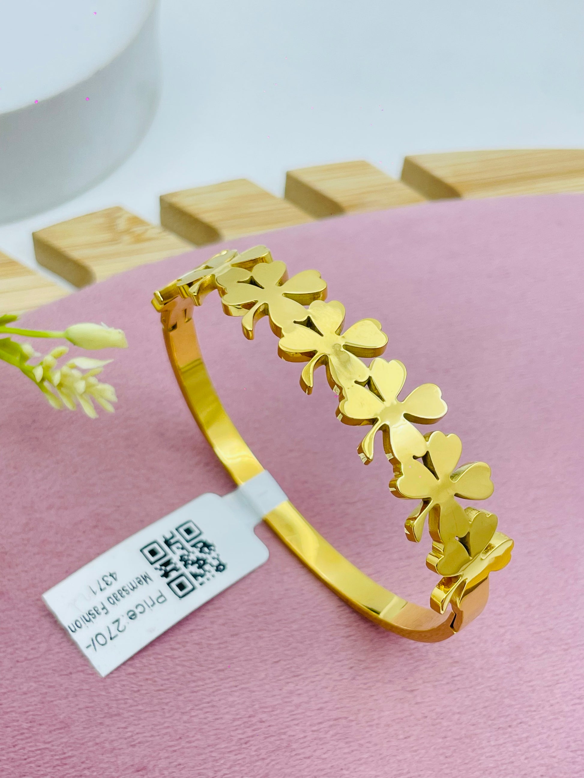 Elegant Gold Clover Bracelet