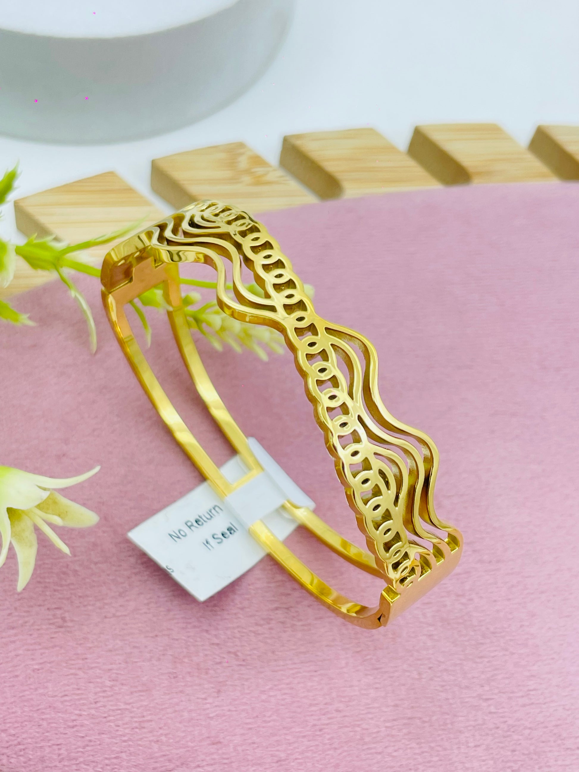 Elegant Gold Wavy Pattern Bracelet  Stylish Accessories